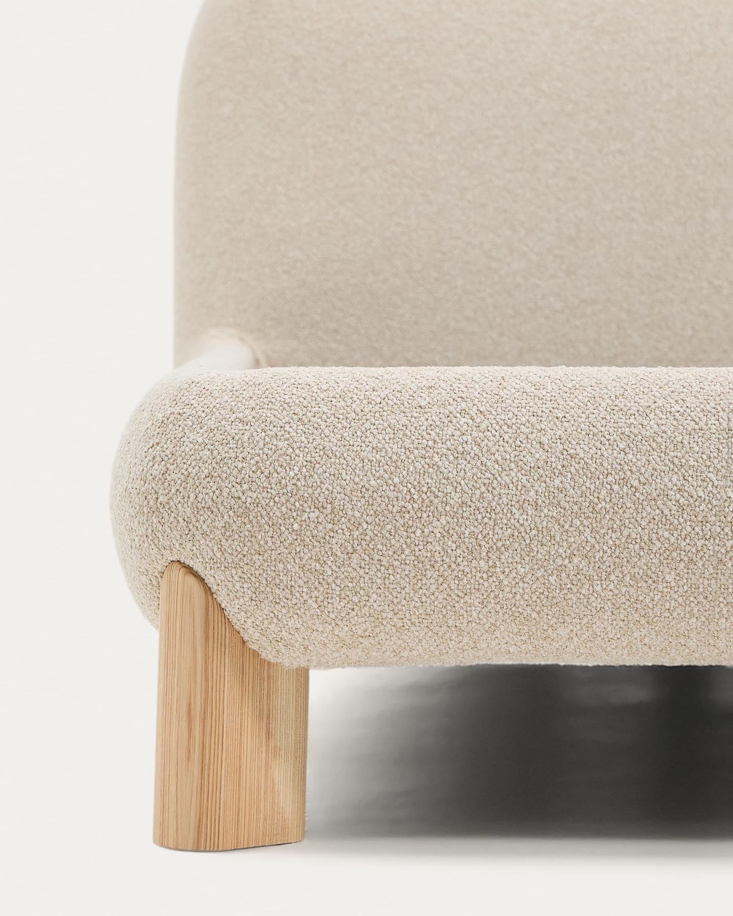 Entdecken Sie das stilvolle Bett Odina von Kave Home: Ecrufarbener Boucléstoff, abnehmbarer Bezug für einfache Pflege und stabile Eschenbeine für höchsten Komfort.