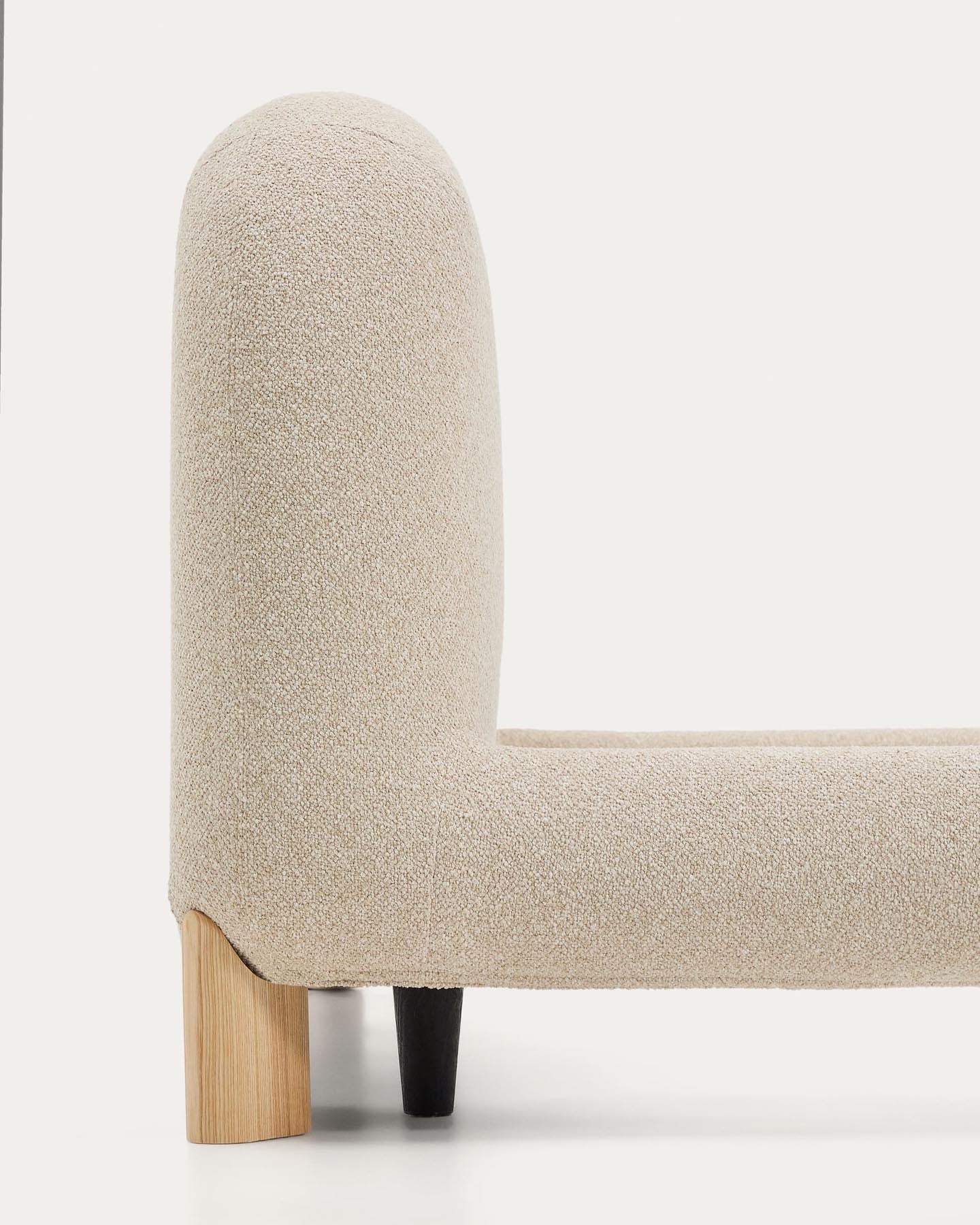 Entdecken Sie das stilvolle Bett Odina von Kave Home: Ecrufarbener Boucléstoff, abnehmbarer Bezug für einfache Pflege und stabile Eschenbeine für besten Komfort.