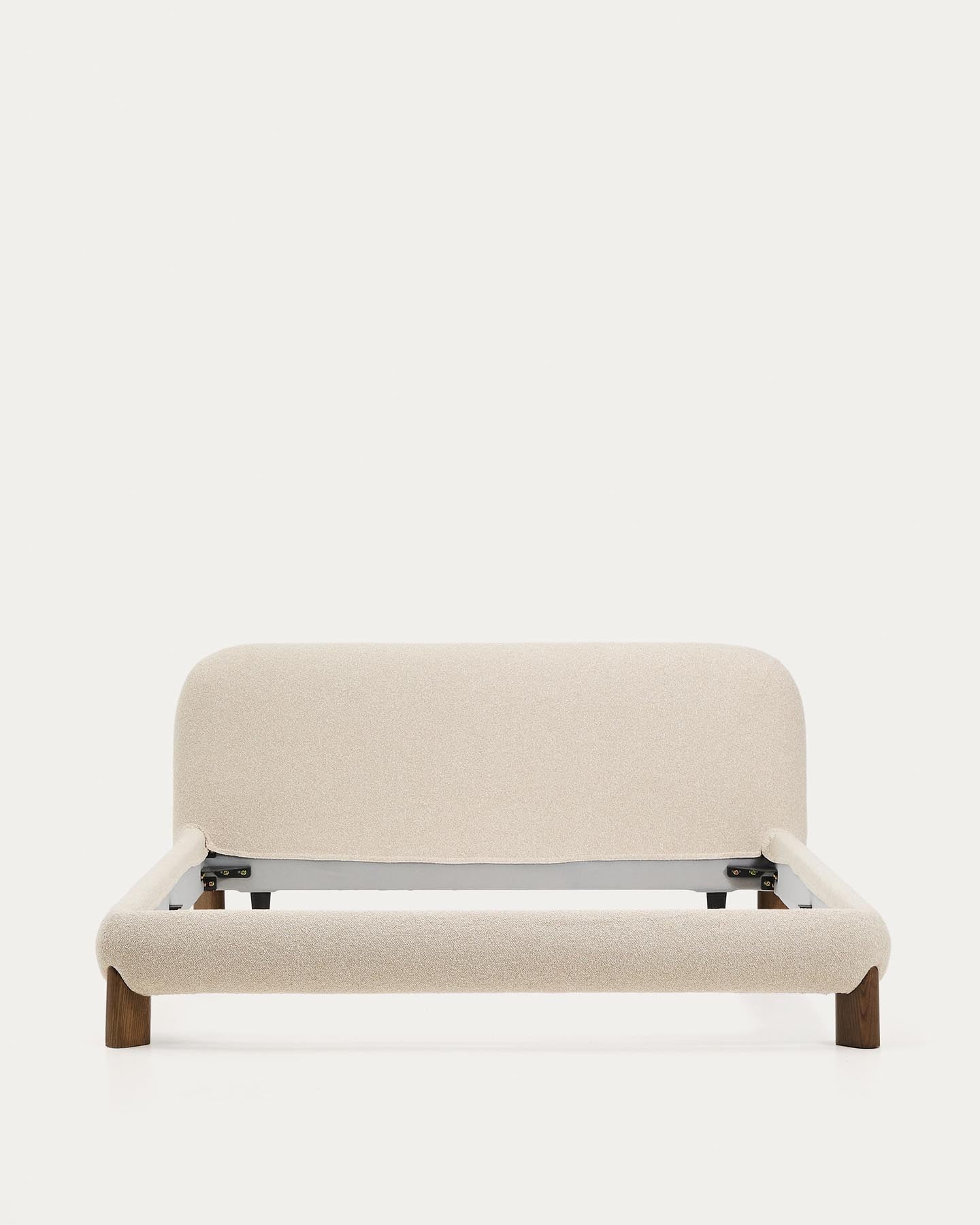 Entdecken Sie das Bett Odina von Kave Home: Stilvolles Ecru-Bouclé, abnehmbarer Bezug für einfache Reinigung und stabile Eschenbeine für höchsten Komfort.