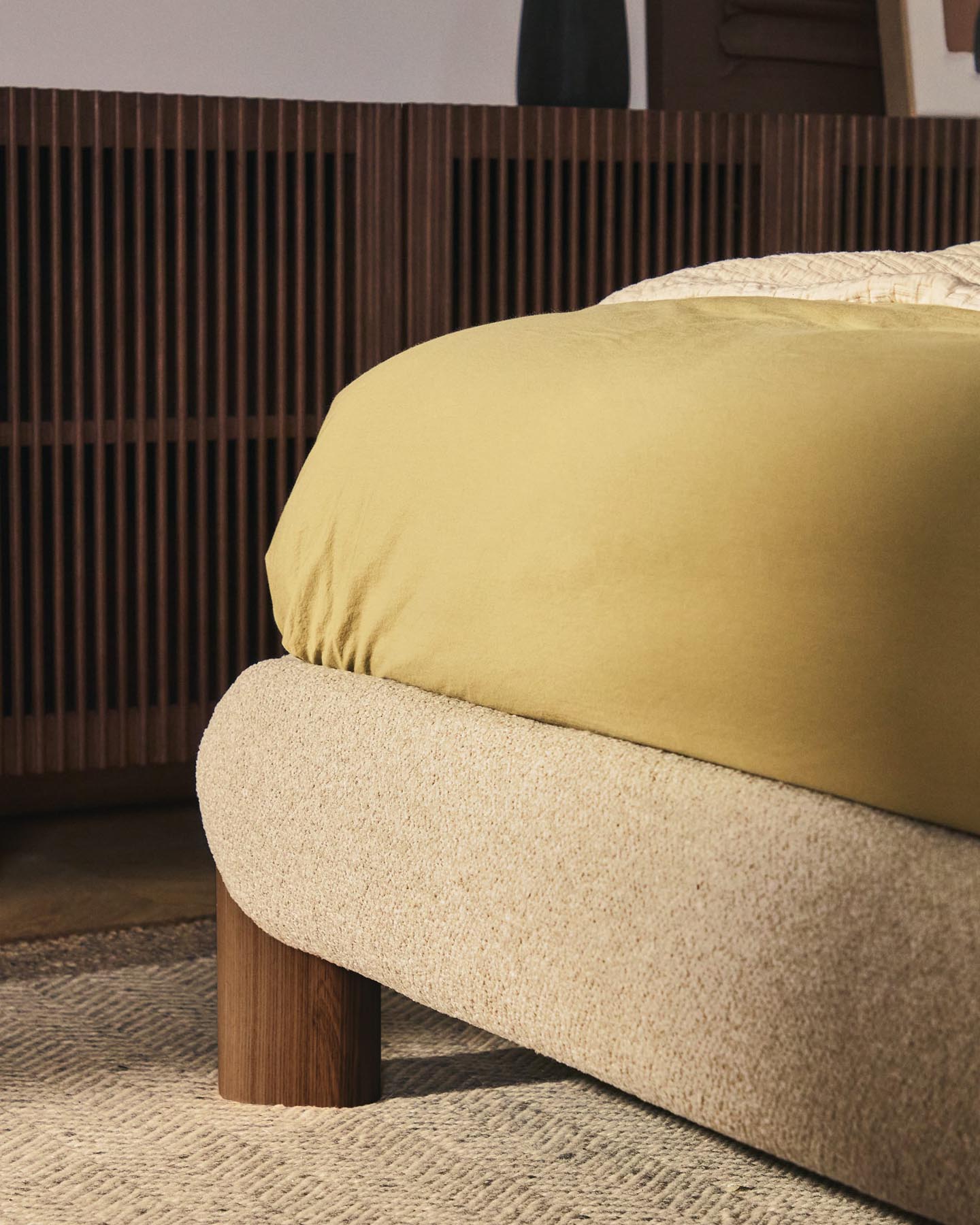 Erleben Sie das Bett Odina von Kave Home: edler Boucléstoff in Ecru, abnehmbarer Bezug und robuste Eschenbeine für höchsten Schlafkomfort.