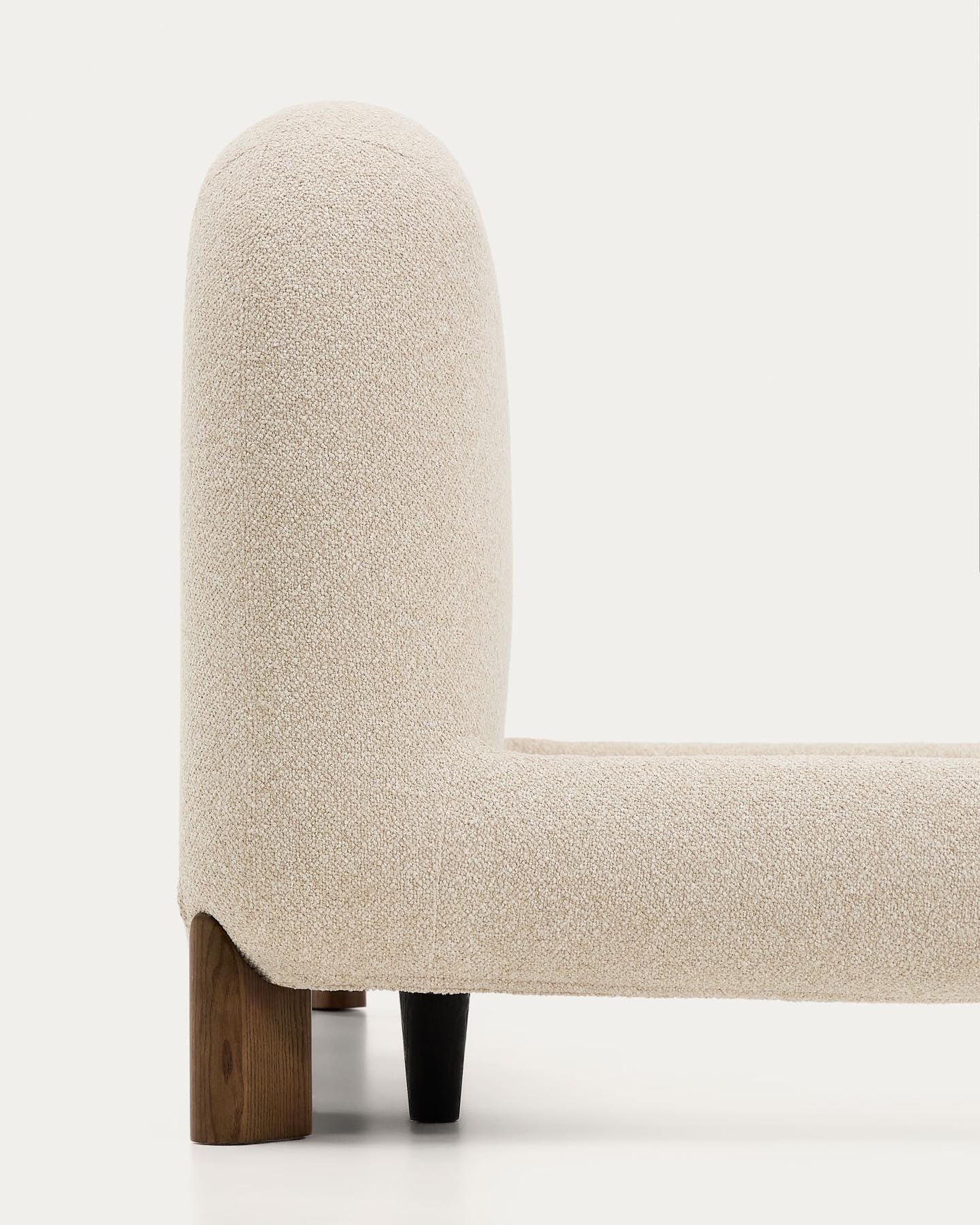 Entdecken Sie das stilvolle Bett Odina von Kave Home: Ecrufarbener Boucléstoff, abnehmbarer Bezug für einfache Pflege und stabile Eschenbeine für besten Komfort.