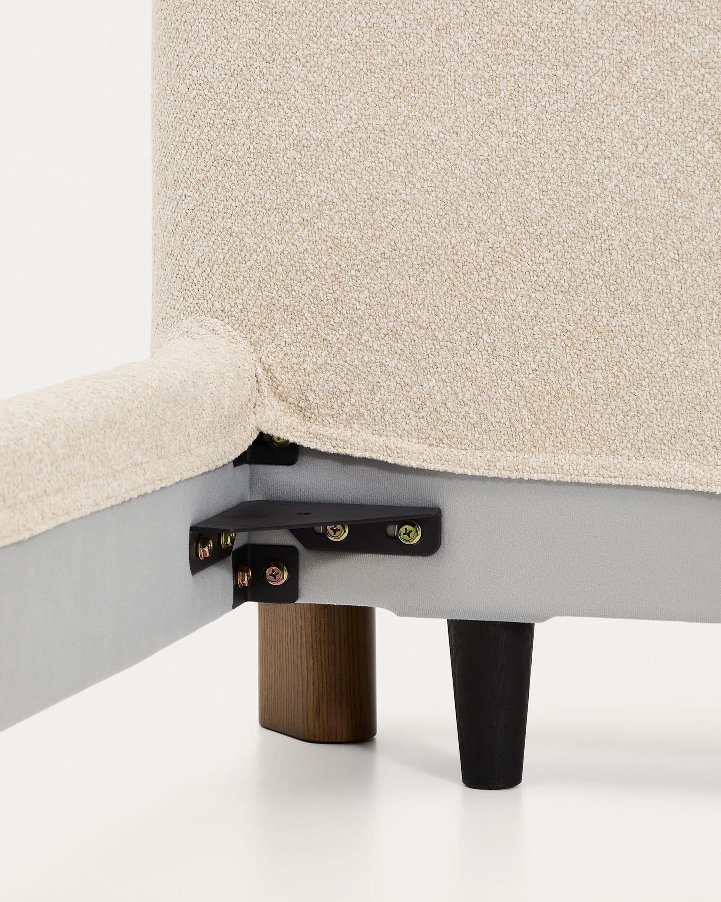 Erleben Sie das elegante Bett Odina von Kave Home: Weicher Boucléstoff in Ecru, abnehmbarer Bezug für mühelose Reinigung und robuste Eschenbeine für optimalen Schlafkomfort.