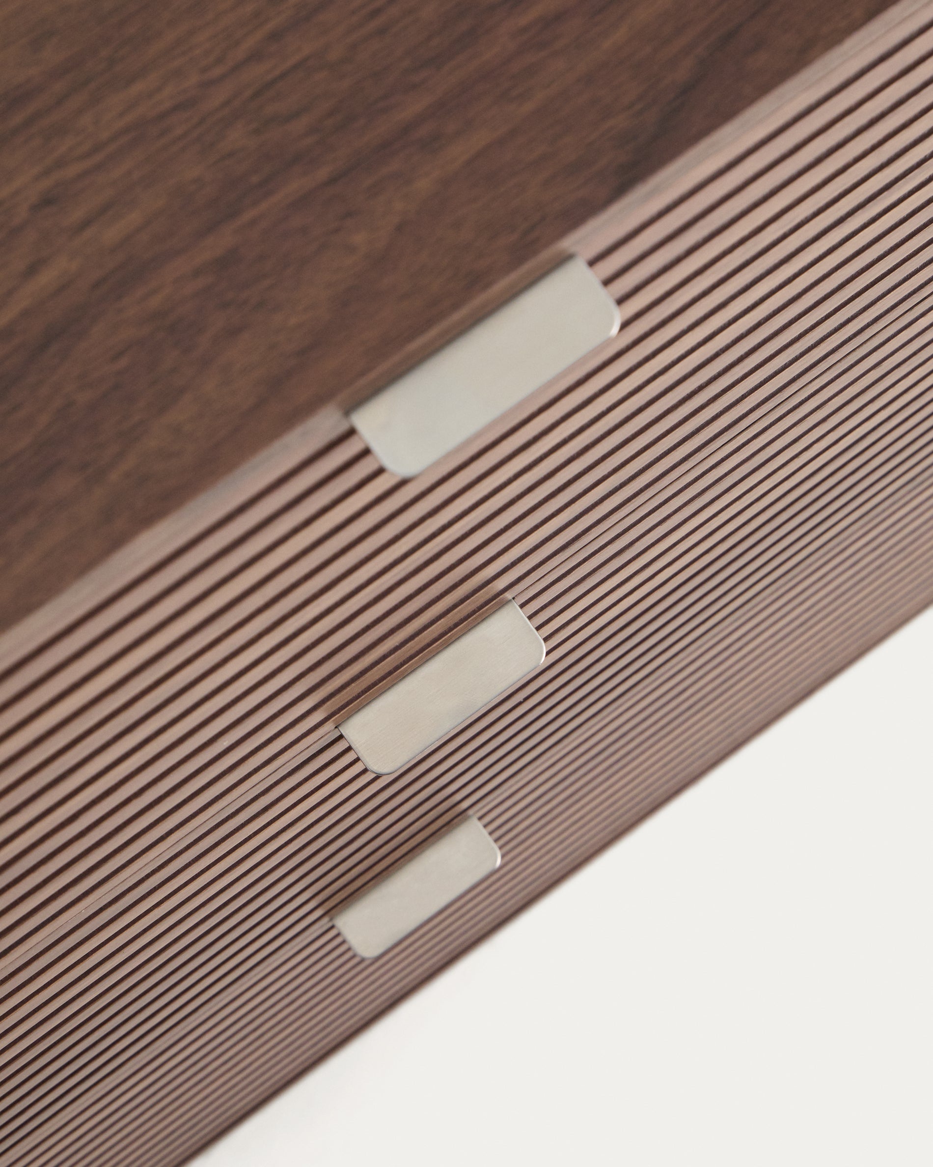 Kommode Norlen in Nussbaumfurnier mit 6 Schubladen, FSC Mix Credit, 112 x 73 cm in Dunkelbraun präsentiert im Onlineshop von KAQTU Design AG. Kommode ist von Kave Home