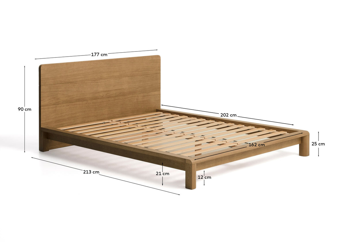 Bett Arelida aus Furnier und massivem Eichenholz mit hellbraunem Finish für Matratze 160 x 200 cm FSC Mix Credit in Braun präsentiert im Onlineshop von KAQTU Design AG. Bett ist von Kave Home