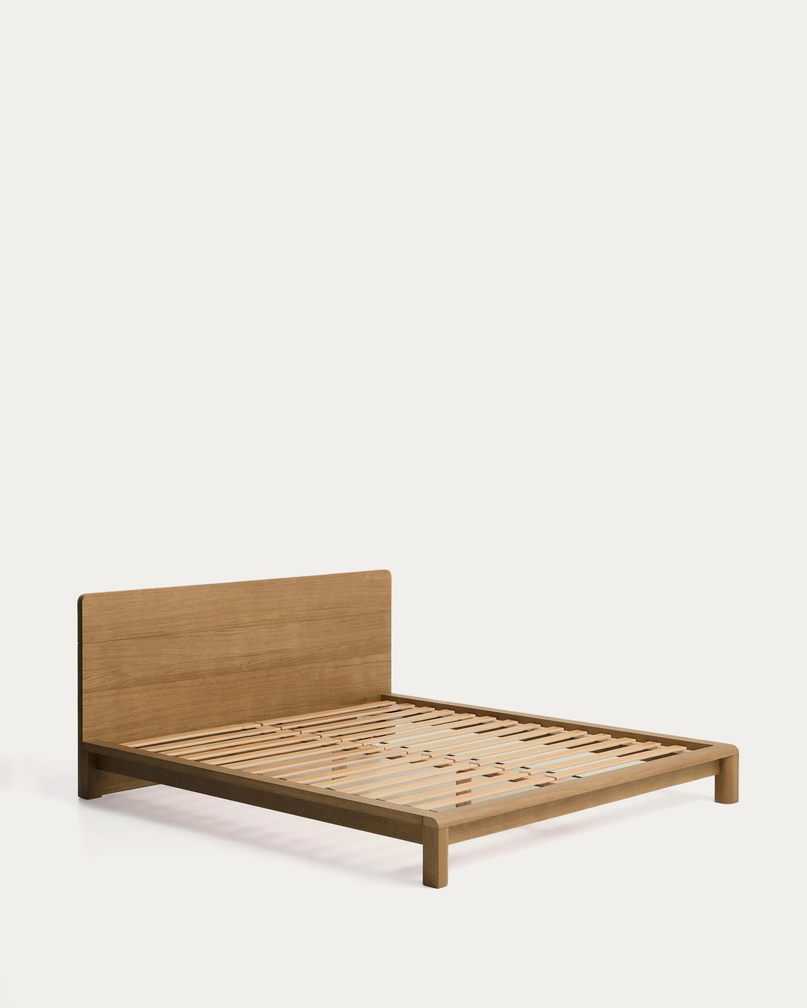 Stilvolles Bett Arelida aus robustem Eichenholz und Furnier, hellbraun lackiert, passend für Matratzen der Größe 180 x 200 cm.