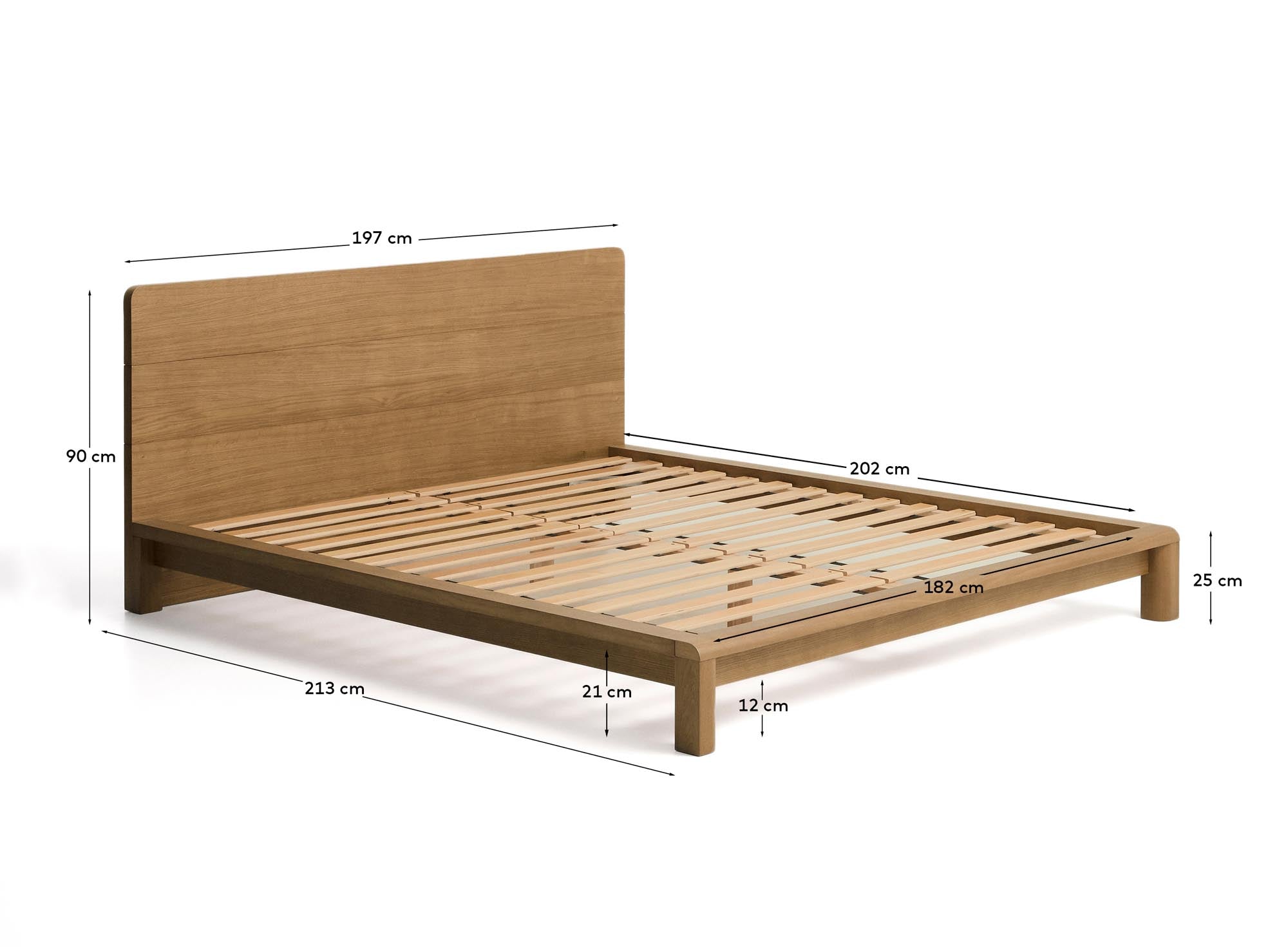 Elegantes Bett Arelida aus hochwertigem Eichenholz und Furnier, in einem warmen hellbraunen Finish, ideal für Matratzen 180 x 200 cm.