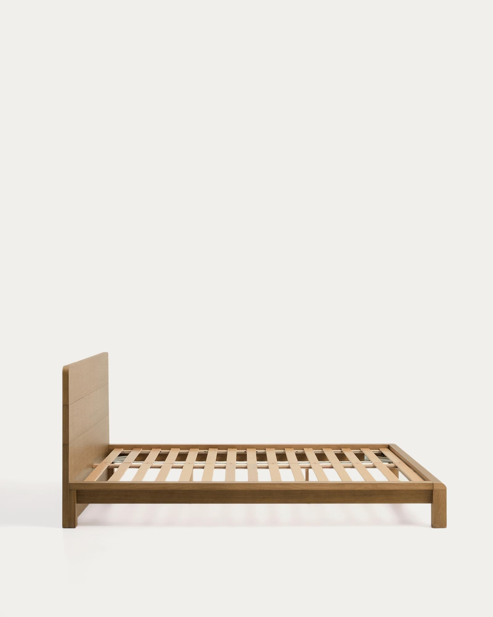 Stilvolles Bett Arelida aus robustem Eichenholz und Furnier, in sanftem hellbraun, passend für Matratzen 180 x 200 cm, FSC-zertifiziert.