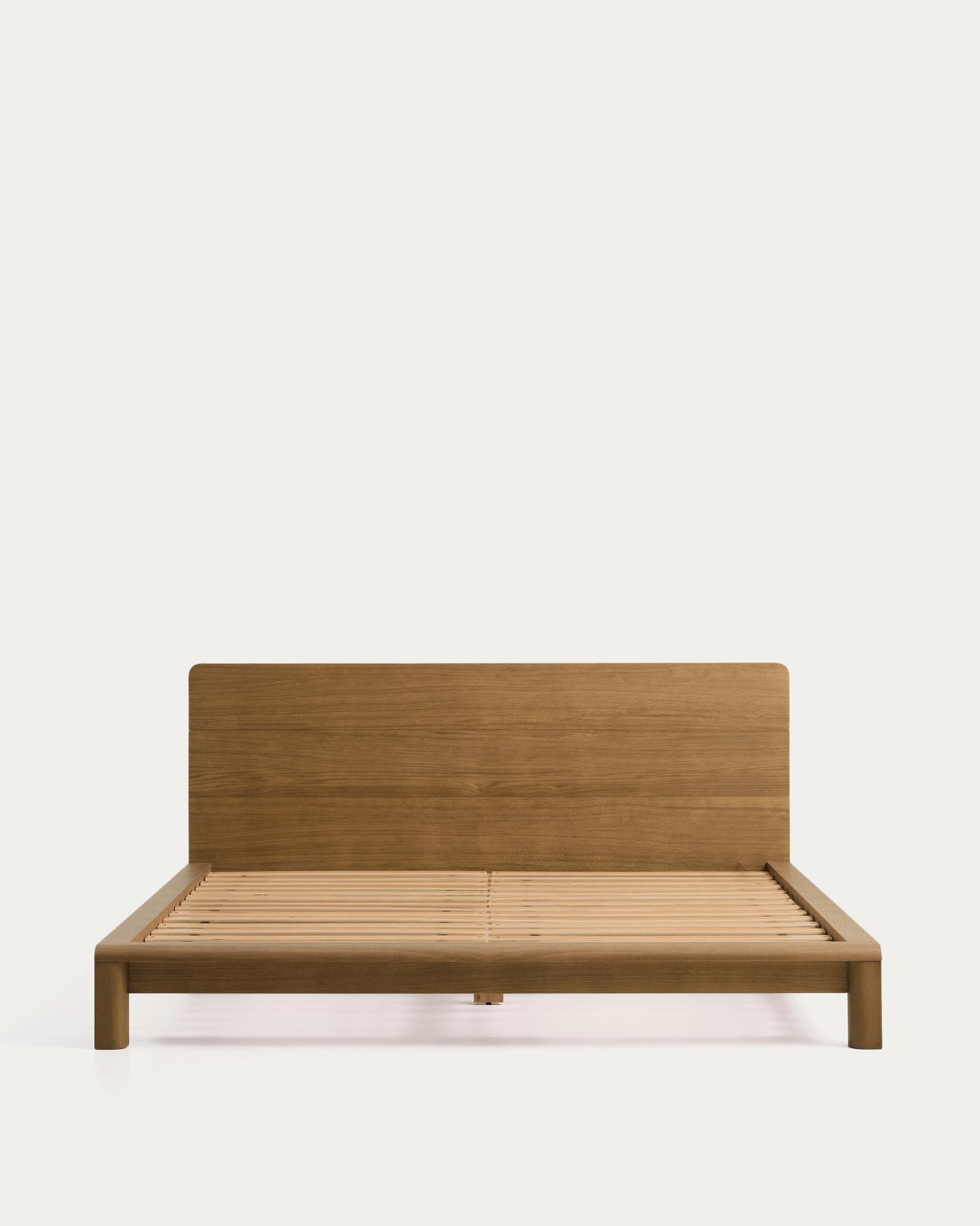 Elegantes Bett Arelida aus hochwertigem Eichenholz und Furnier, in warmem hellbraun, ideal für Matratzen 180 x 200 cm, umweltfreundlich FSC-zertifiziert.