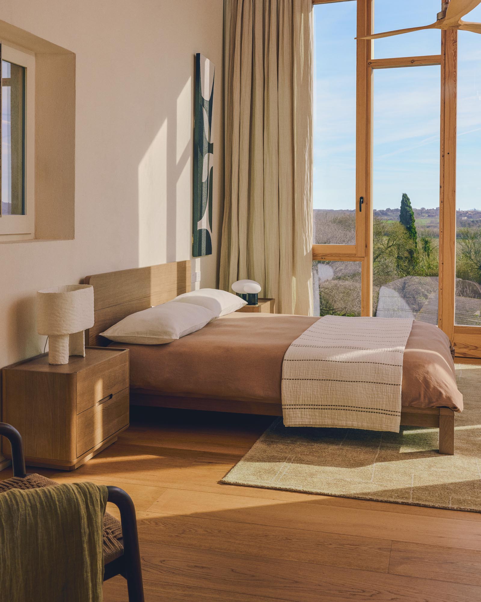 Stilvolles Bett Arelida aus robustem Eichenholz mit sanftem hellbraunem Farbton, passend für Matratzen der Größe 180 x 200 cm, von Kave Home.