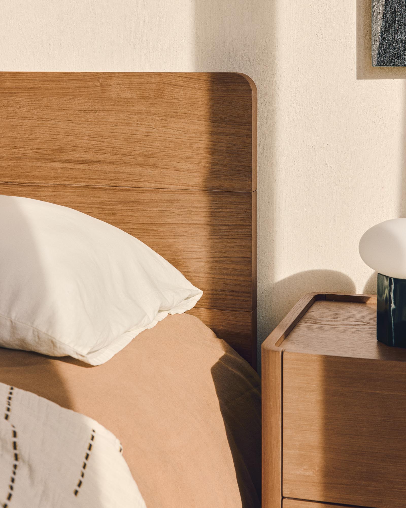 Elegantes Bett Arelida aus hochwertigem Eichenfurnier und massivem Holz, in einem warmen hellbraunen Finish, ideal für Matratzen 180 x 200 cm.