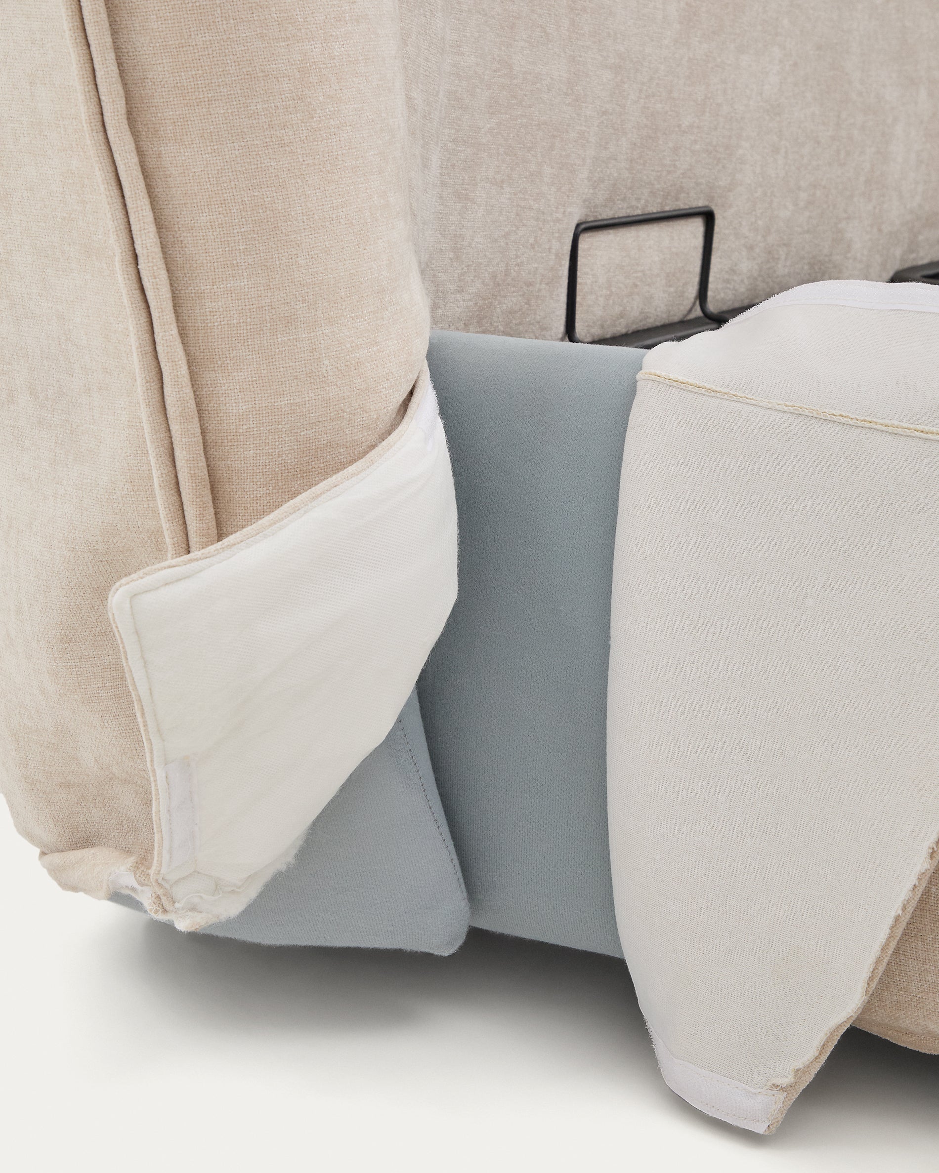 Abziehbares Bett Arvian aus beigefarbener Chenille mit Klappbettkasten für eine Matratze von 160 x 200 cm in Beige präsentiert im Onlineshop von KAQTU Design AG. Bett ist von Kave Home