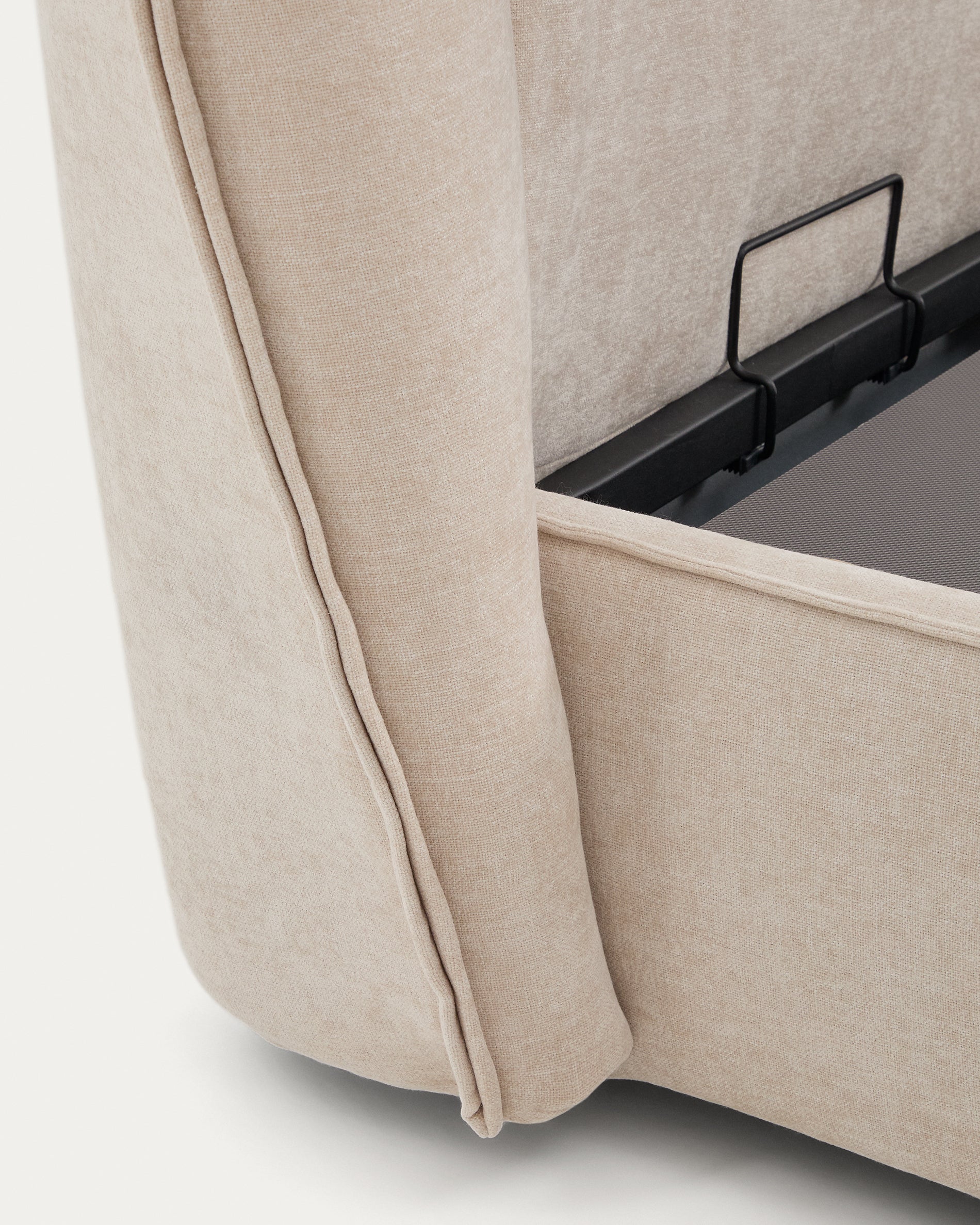 Abziehbares Bett Arvian aus beigefarbener Chenille mit Klappbettkasten für eine Matratze von 160 x 200 cm in Beige präsentiert im Onlineshop von KAQTU Design AG. Bett ist von Kave Home