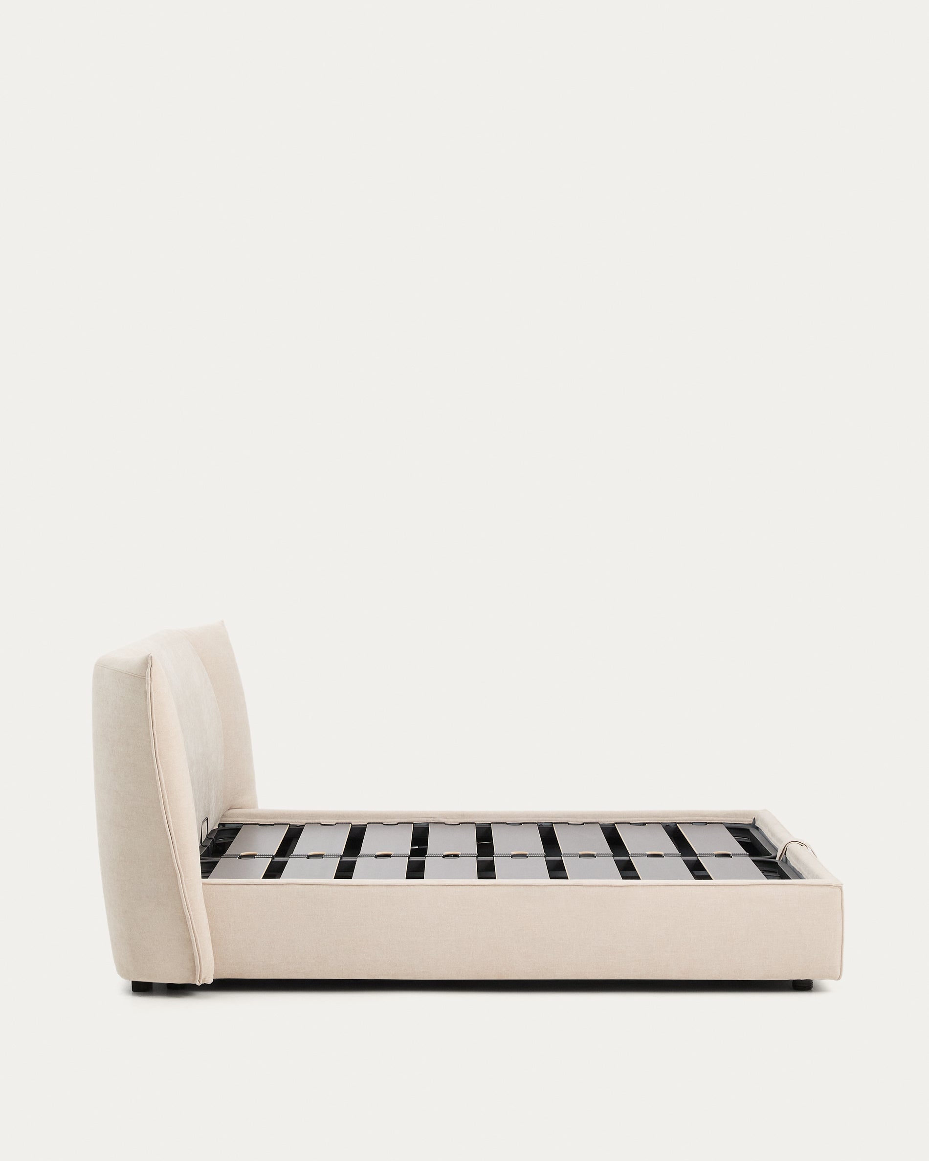 Abziehbares Bett Arvian aus beigefarbener Chenille mit Klappbettkasten für eine Matratze von 160 x 200 cm in Beige präsentiert im Onlineshop von KAQTU Design AG. Bett ist von Kave Home