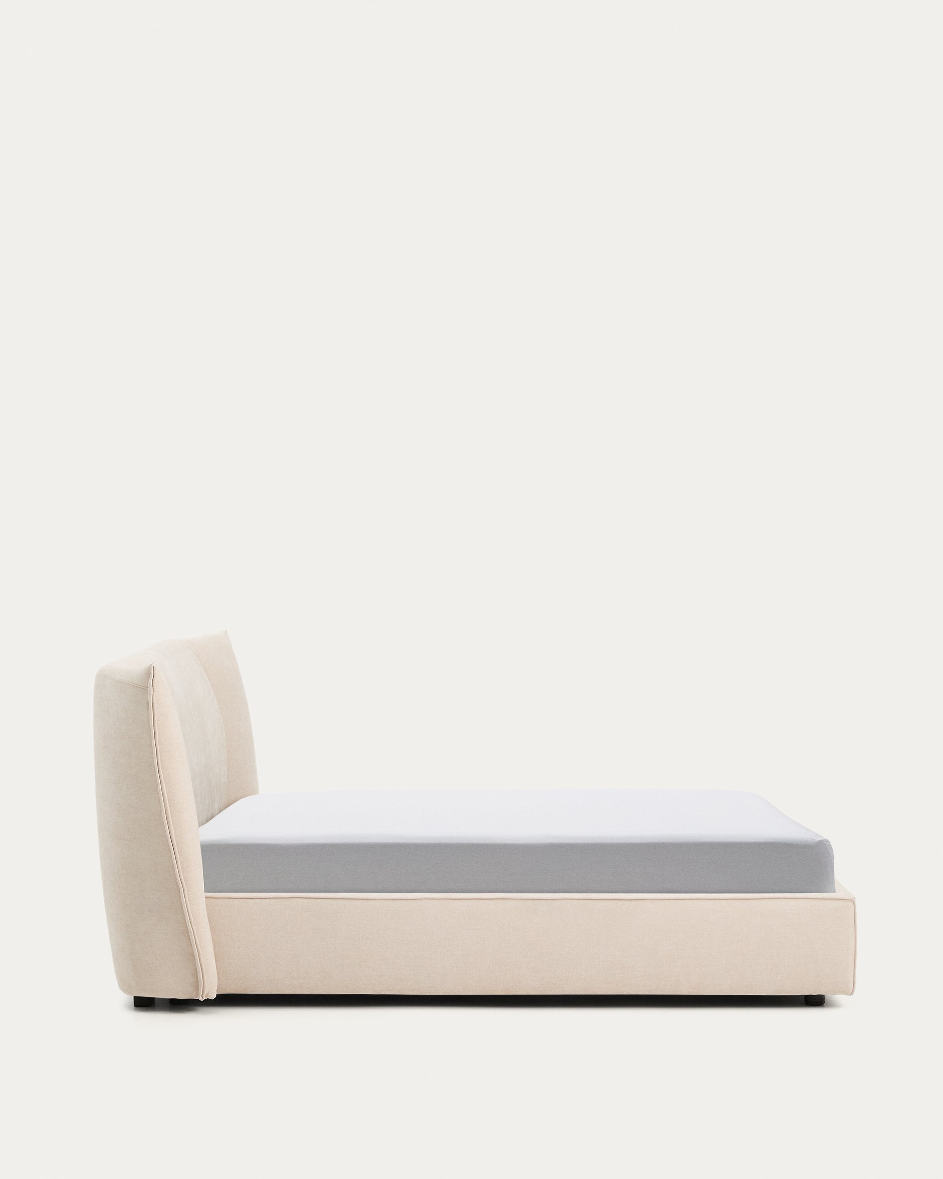 Abziehbares Bett Arvian aus beigefarbener Chenille mit Klappbettkasten für eine Matratze von 160 x 200 cm in Beige präsentiert im Onlineshop von KAQTU Design AG. Bett ist von Kave Home