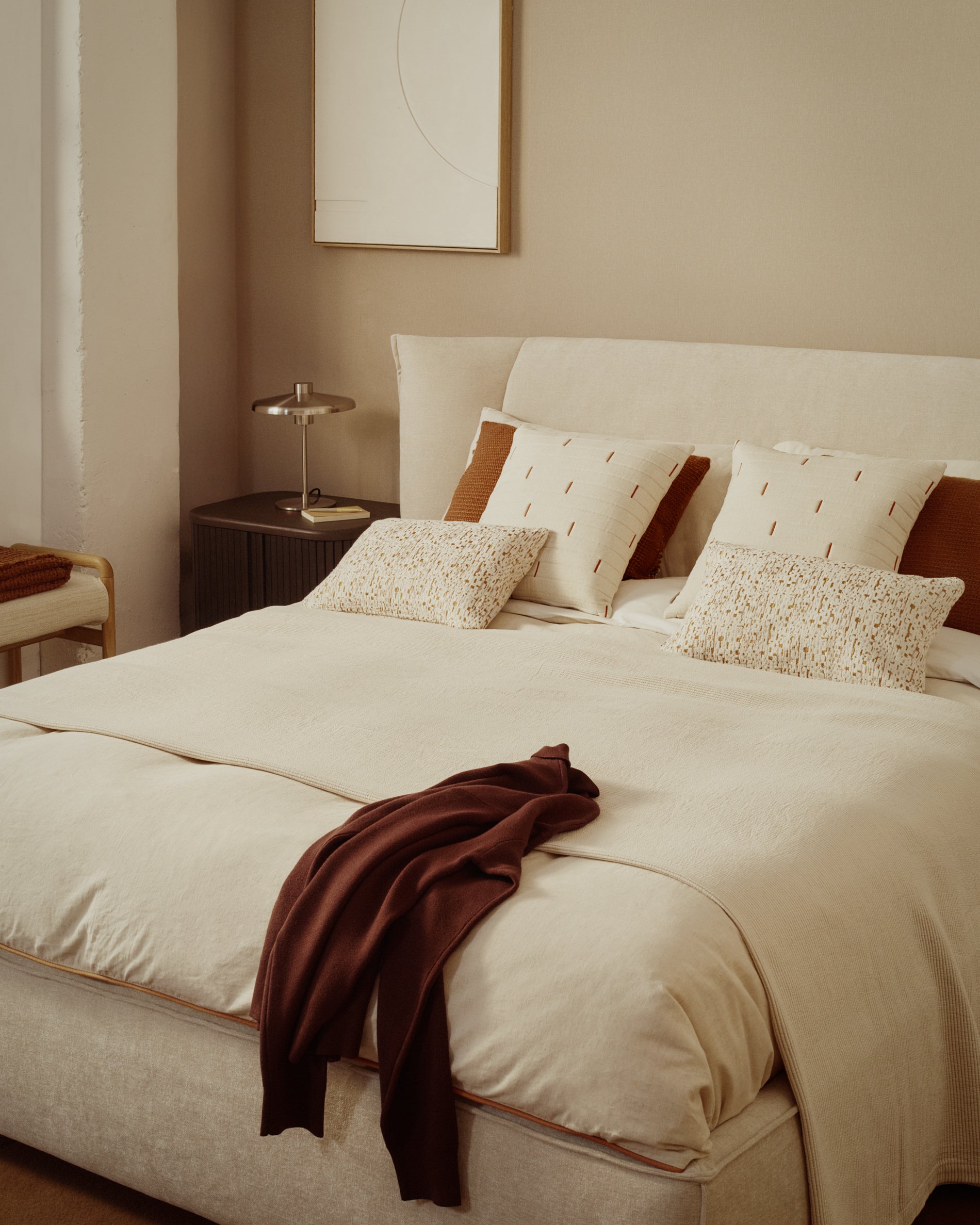 Abziehbares Bett Arvian aus beigefarbener Chenille mit Klappbettkasten für eine Matratze von 160 x 200 cm in Beige präsentiert im Onlineshop von KAQTU Design AG. Bett ist von Kave Home