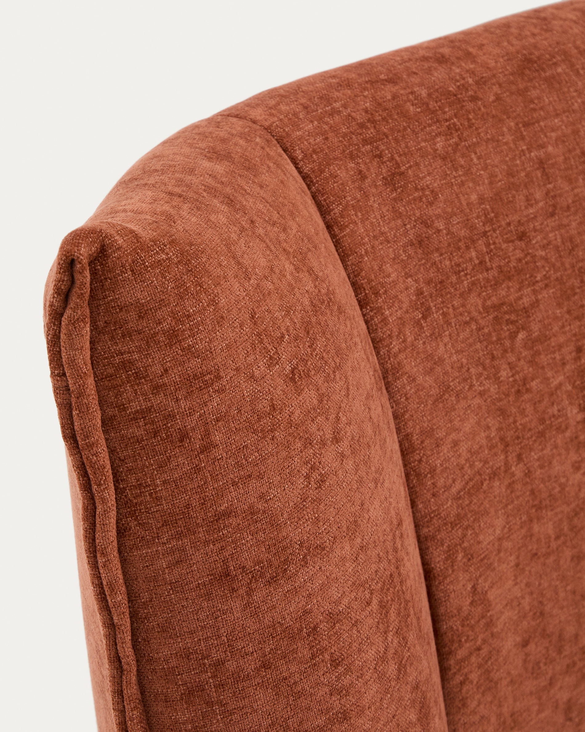 Elegantes Bett Arvian in terrakottafarbener Chenille, ausgestattet mit einem klappbaren Bettkasten für eine 160 x 200 cm Matratze.