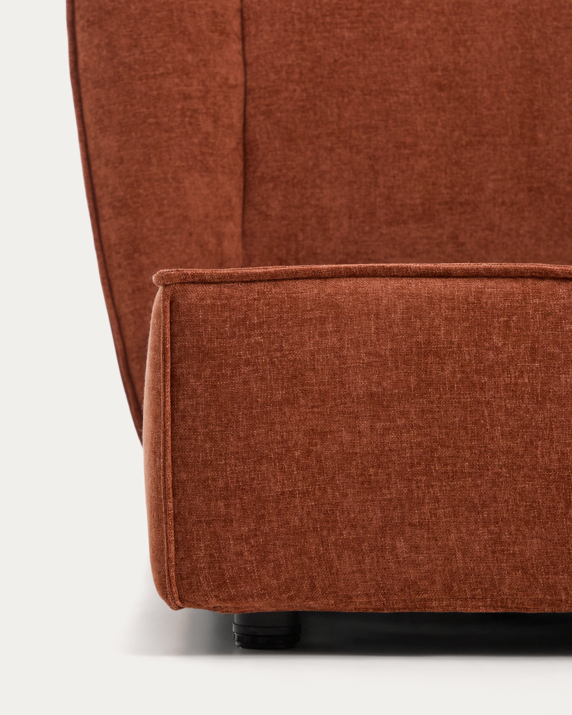 Elegantes Bett Arvian in terrakottafarbener Chenille, ausgestattet mit einem klappbaren Bettkasten für eine Matratze von 160 x 200 cm.