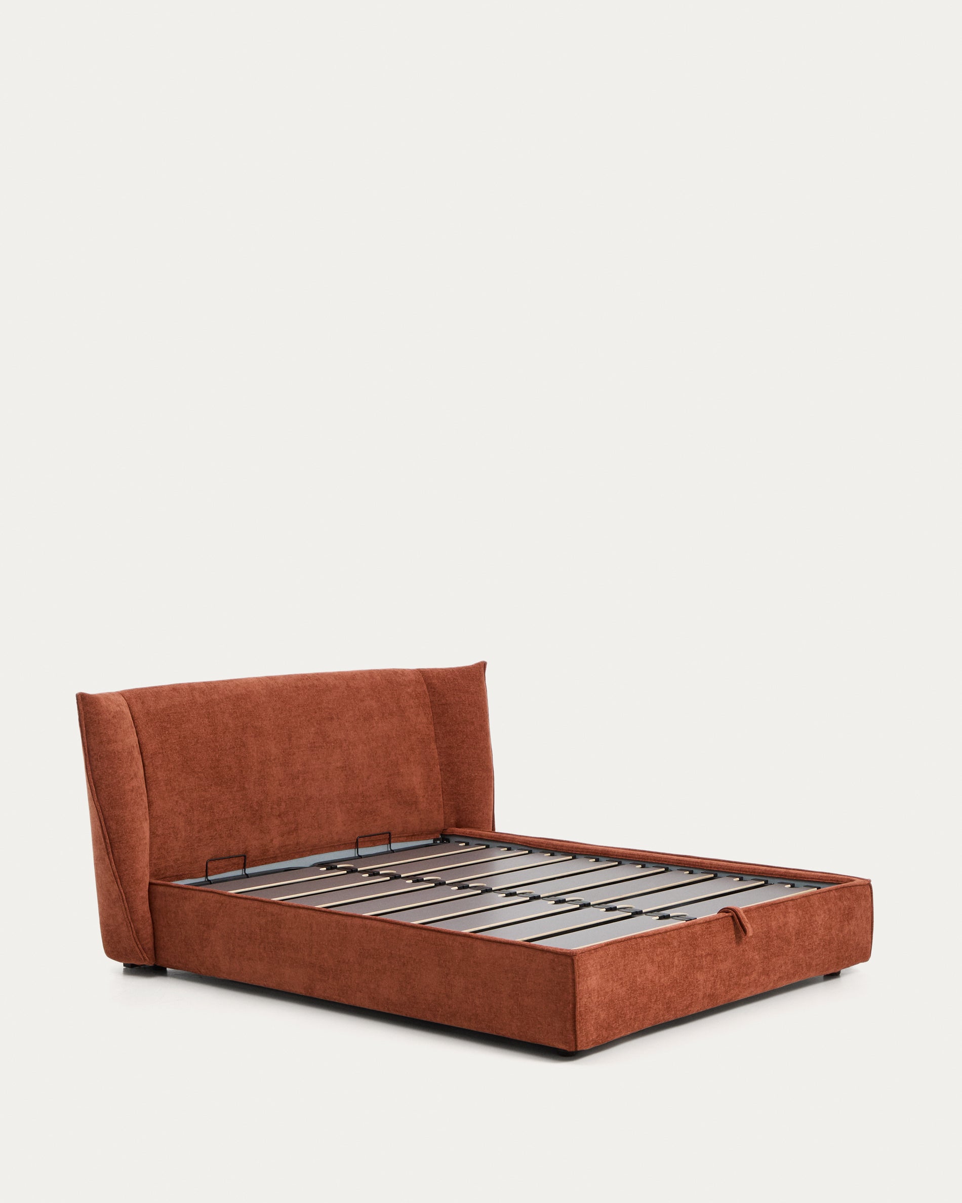Elegantes Bett Arvian in terrakottafarbener Chenille, ausgestattet mit einem Klappbettkasten für Matratzen 160 x 200 cm, perfekt für jeden Raum.
