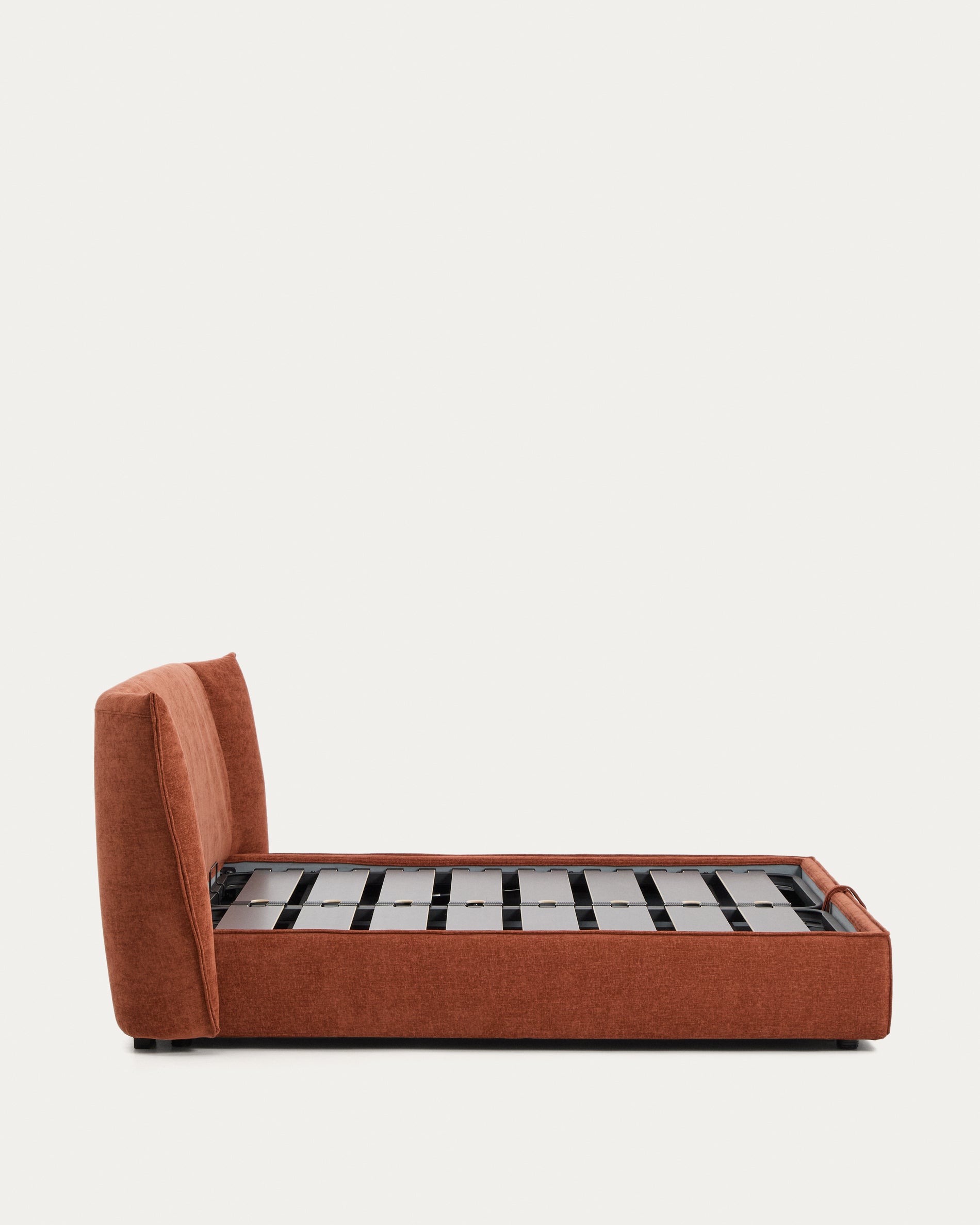 Stylisches Abziehbares Bett Arvian in warmem Terrakotta-Chenille, mit praktischem Klappbettkasten für Matratzen 160 x 200 cm, ideal für moderne Schlafzimmer.