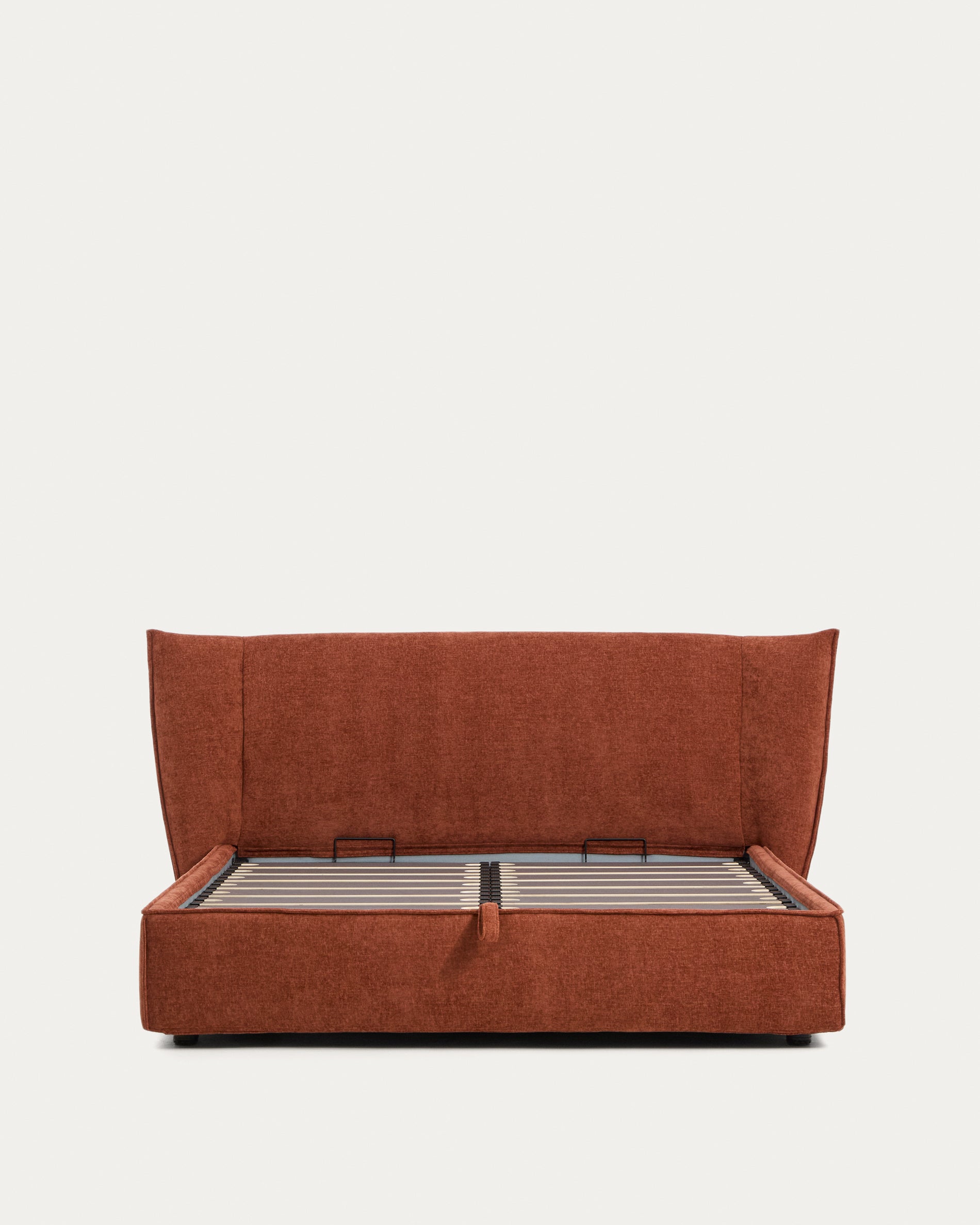 Elegantes Bett Arvian in terrakottafarbener Chenille, ausgestattet mit einem klappbaren Bettkasten für Matratzen 160 x 200 cm, perfekt für stilvolle Räume.