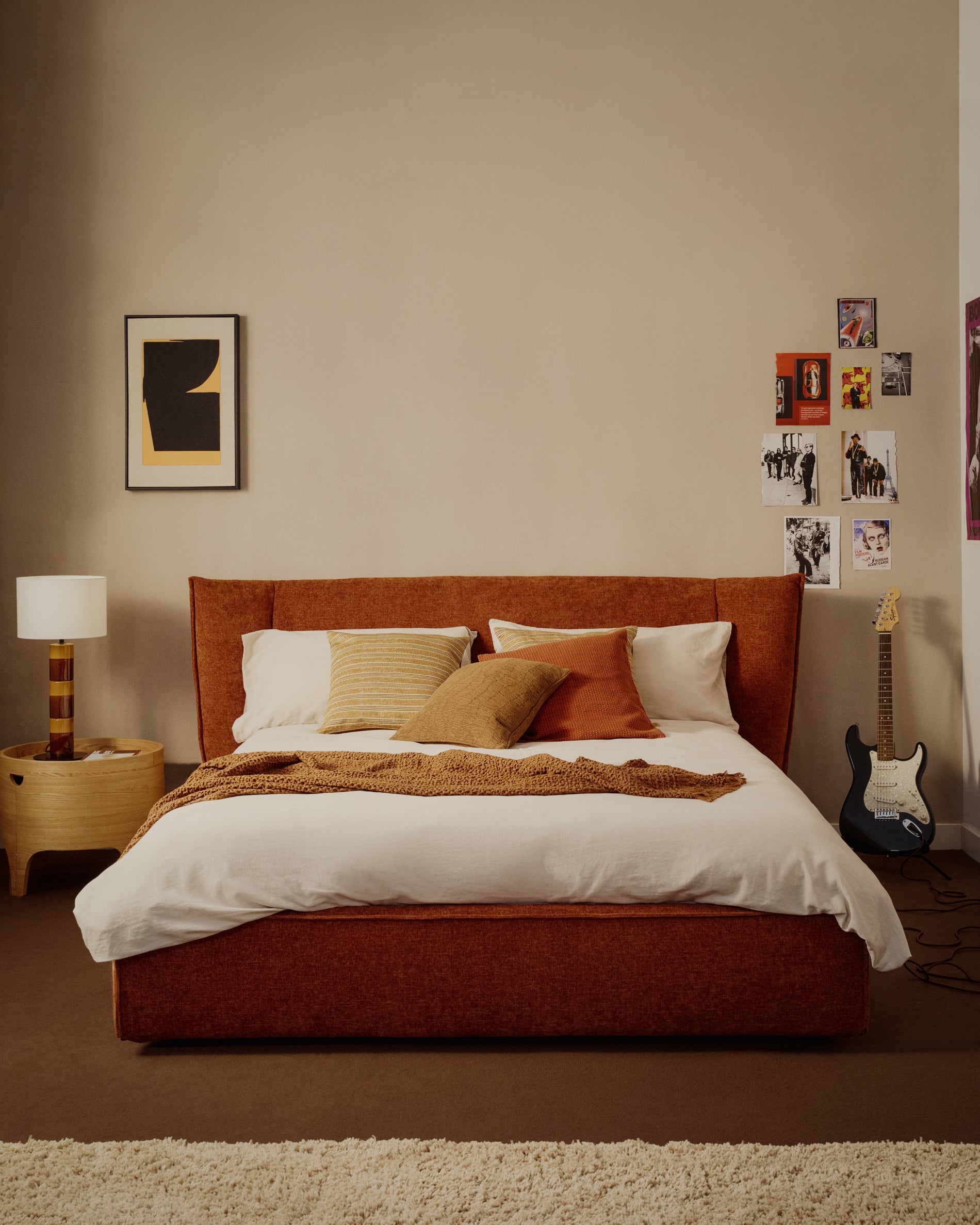 Stylisches terrakottafarbenes Chenille-Bett Arvian mit praktischem Klappbettkasten, ideal für Matratzen 160 x 200 cm, von Kave Home.
