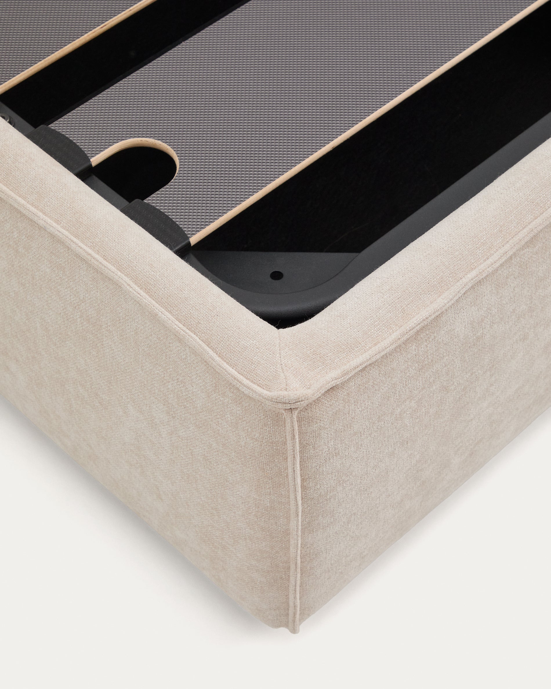 Abziehbares Bett Arvian aus beigefarbener Chenille mit Klappbettkasten für eine Matratze von 180 x 200 cm in Beige präsentiert im Onlineshop von KAQTU Design AG. Bett ist von Kave Home