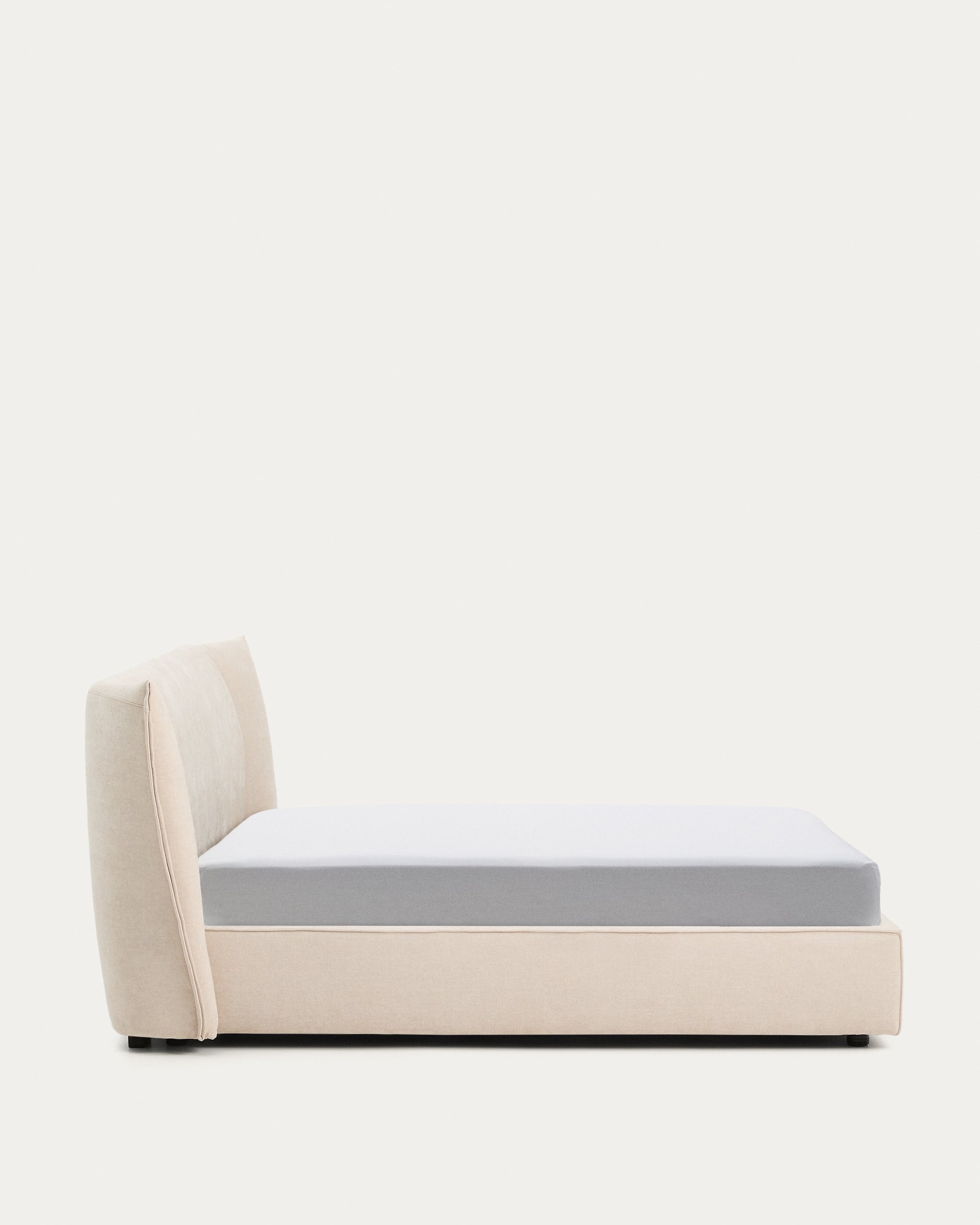 Abziehbares Bett Arvian aus beigefarbener Chenille mit Klappbettkasten für eine Matratze von 180 x 200 cm in Beige präsentiert im Onlineshop von KAQTU Design AG. Bett ist von Kave Home
