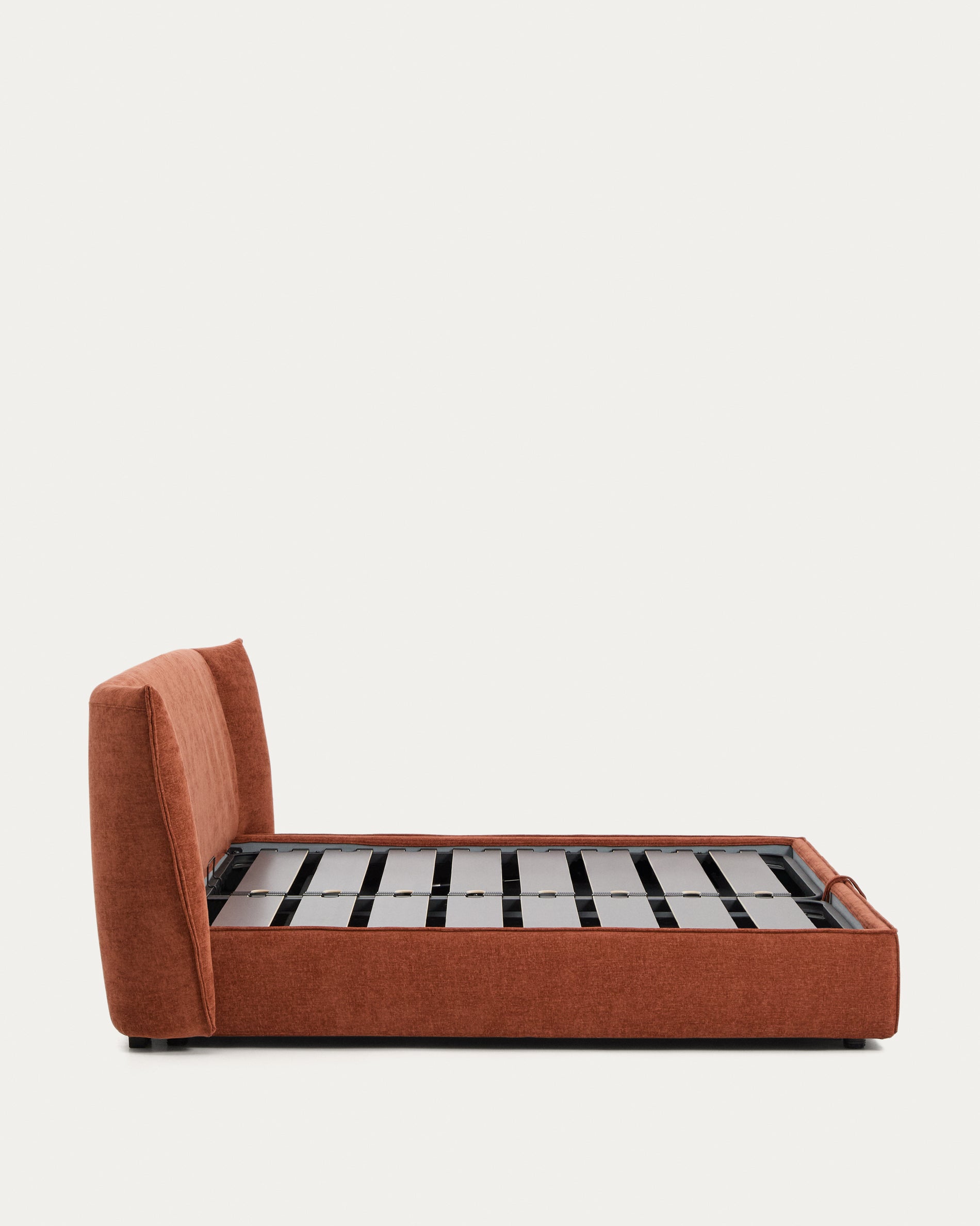 Elegantes Bett Arvian in terrakottafarbener Chenille, ausgestattet mit einem klappbaren Bettkasten für Matratzen bis 180 x 200 cm.