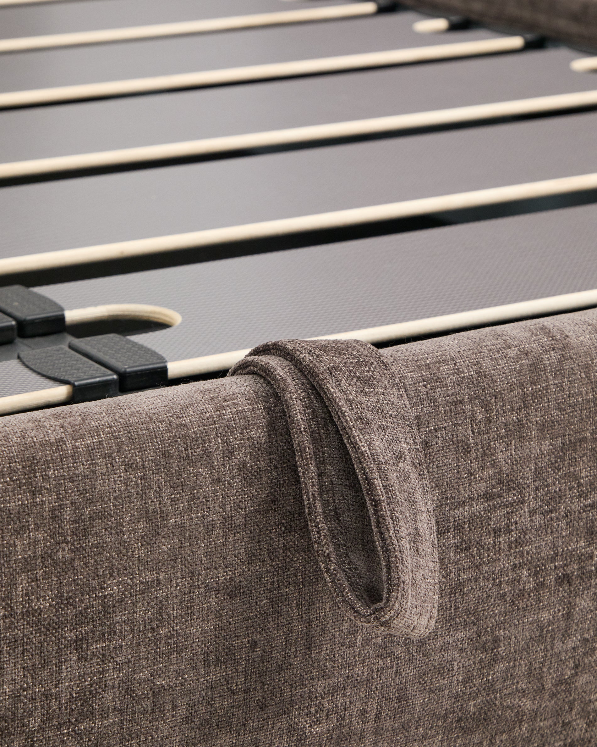 Abziehbares Bett Dafra aus dunkelbrauner Chenille mit Klappbettkasten für eine Matratze von 160 x 200 cm in Braun präsentiert im Onlineshop von KAQTU Design AG. Bett ist von Kave Home