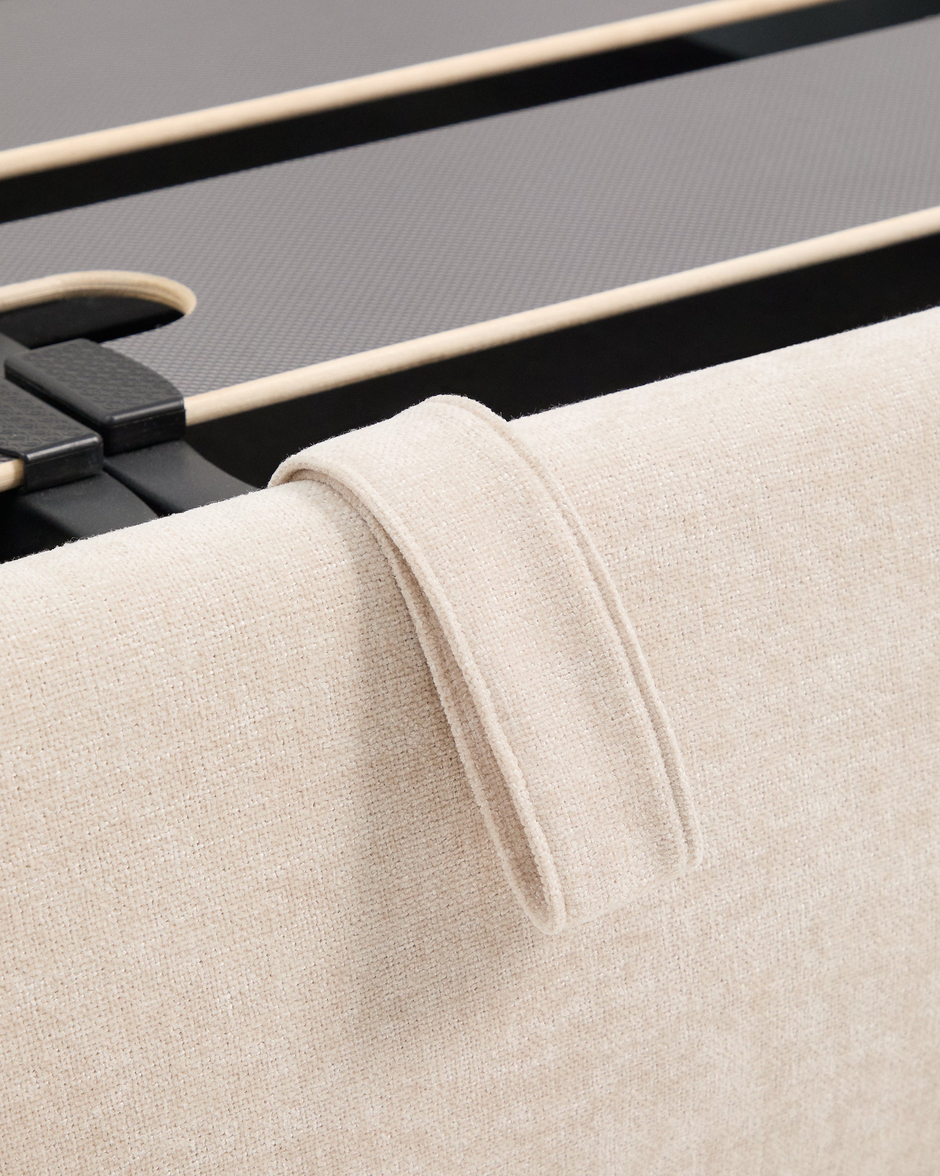 Abziehbares Bett Dafra aus beigefarbener Chenille mit Klappbettkasten für eine Matratze von 160 x 200 cm in Beige präsentiert im Onlineshop von KAQTU Design AG. Bett ist von Kave Home