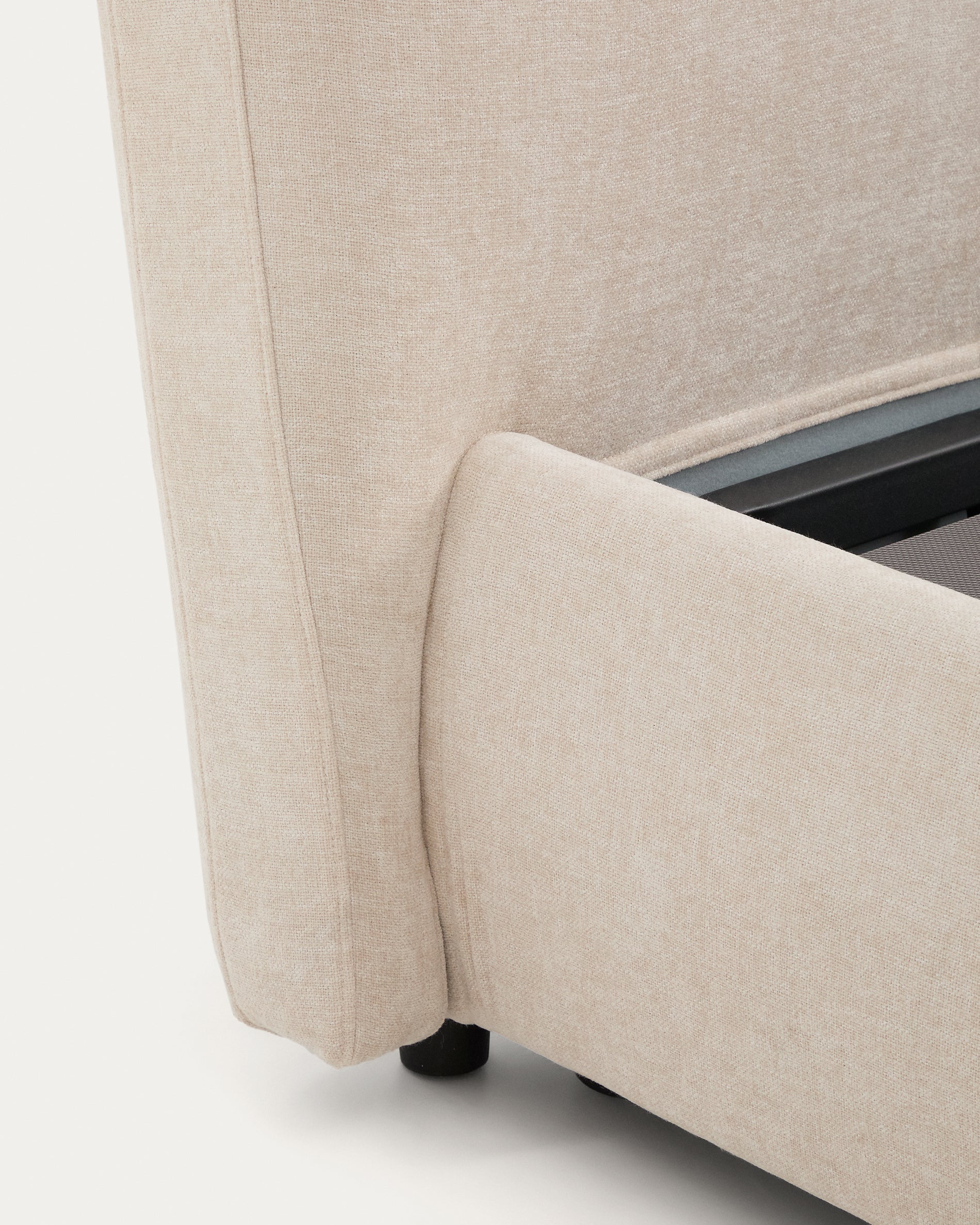 Abziehbares Bett Dafra aus beigefarbener Chenille mit Klappbettkasten für eine Matratze von 160 x 200 cm in Beige präsentiert im Onlineshop von KAQTU Design AG. Bett ist von Kave Home