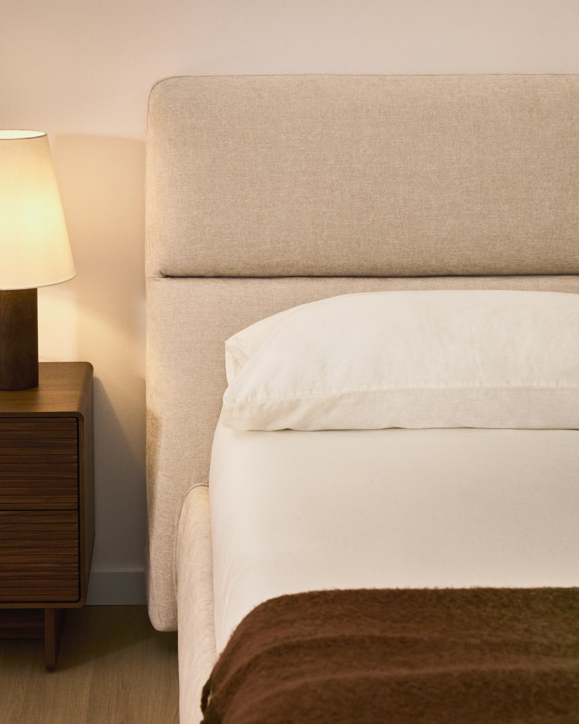 Abziehbares Bett Dafra aus beigefarbener Chenille mit Klappbettkasten für eine Matratze von 160 x 200 cm in Beige präsentiert im Onlineshop von KAQTU Design AG. Bett ist von Kave Home