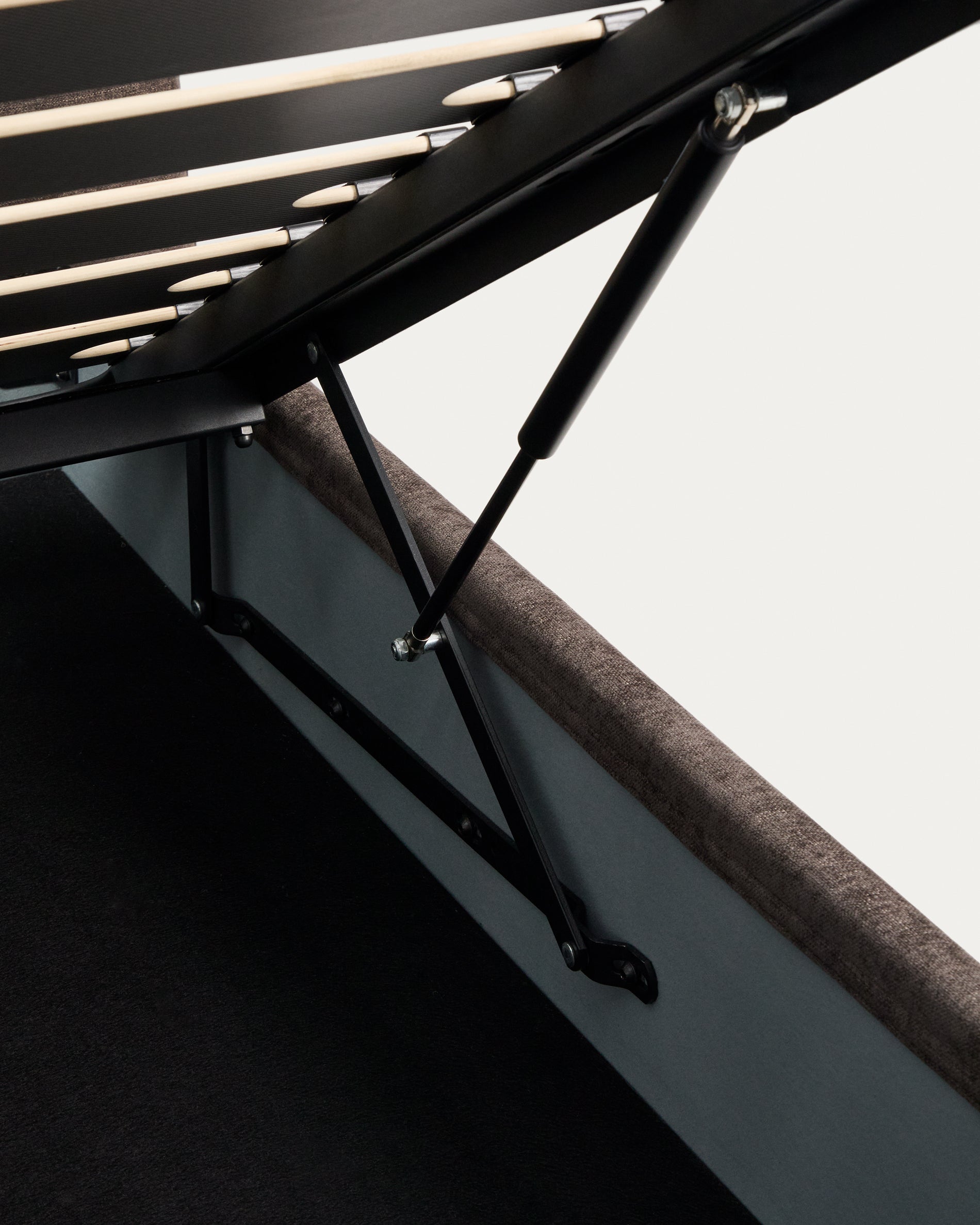 Abziehbares Bett Dafra aus dunkelbrauner Chenille mit Klappbettkasten für eine Matratze von 180 x 200 cm in Braun präsentiert im Onlineshop von KAQTU Design AG. Bett ist von Kave Home