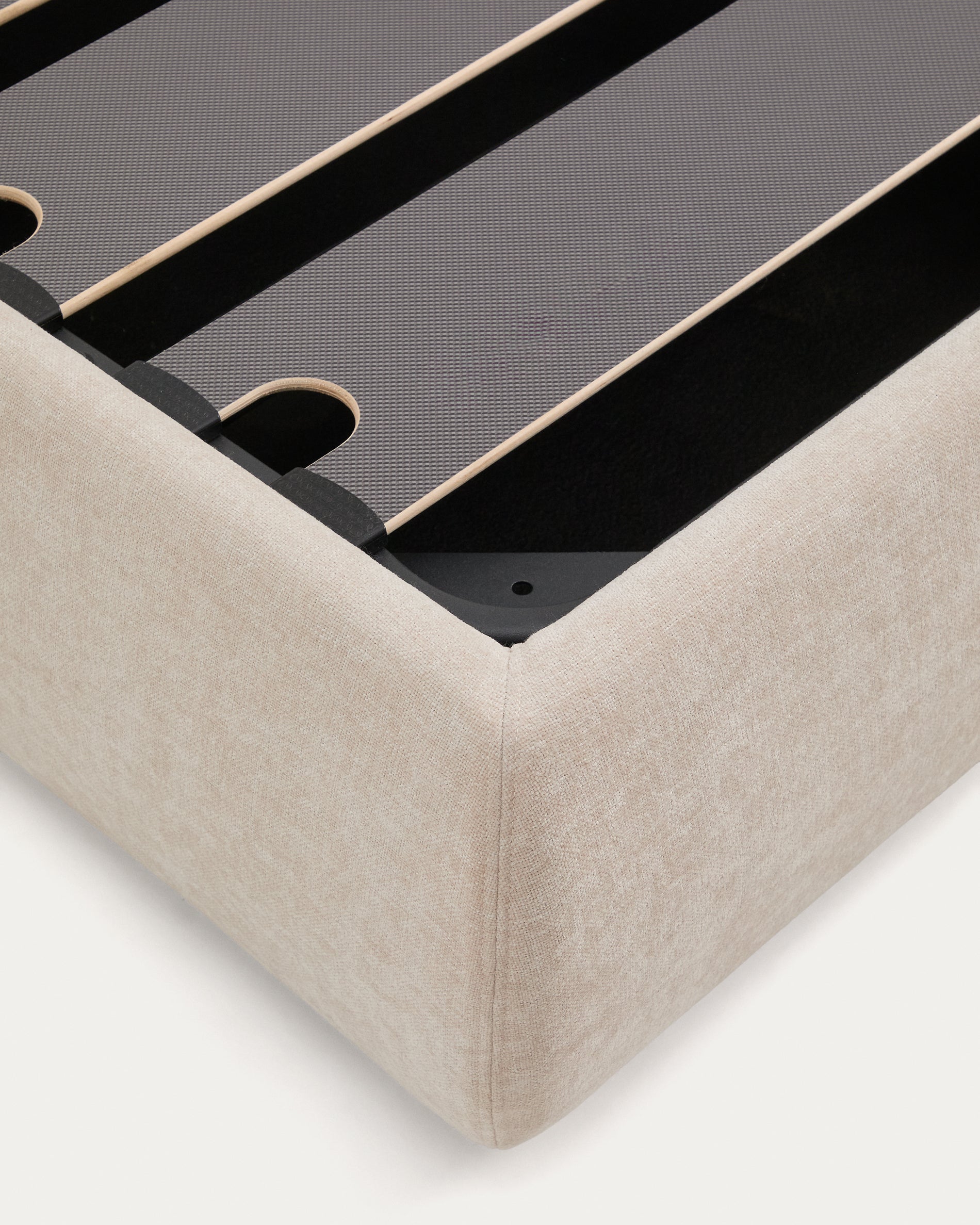 Abziehbares Bett Dafra aus beigefarbener Chenille mit Klappbettkasten für eine Matratze von 180 x 200 cm in Beige präsentiert im Onlineshop von KAQTU Design AG. Bett ist von Kave Home