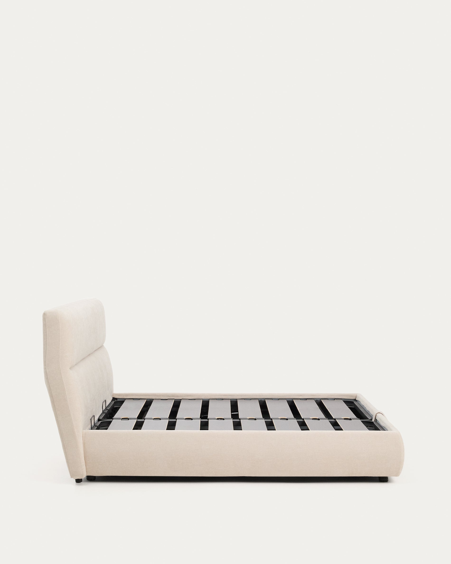 Abziehbares Bett Dafra aus beigefarbener Chenille mit Klappbettkasten für eine Matratze von 180 x 200 cm in Beige präsentiert im Onlineshop von KAQTU Design AG. Bett ist von Kave Home