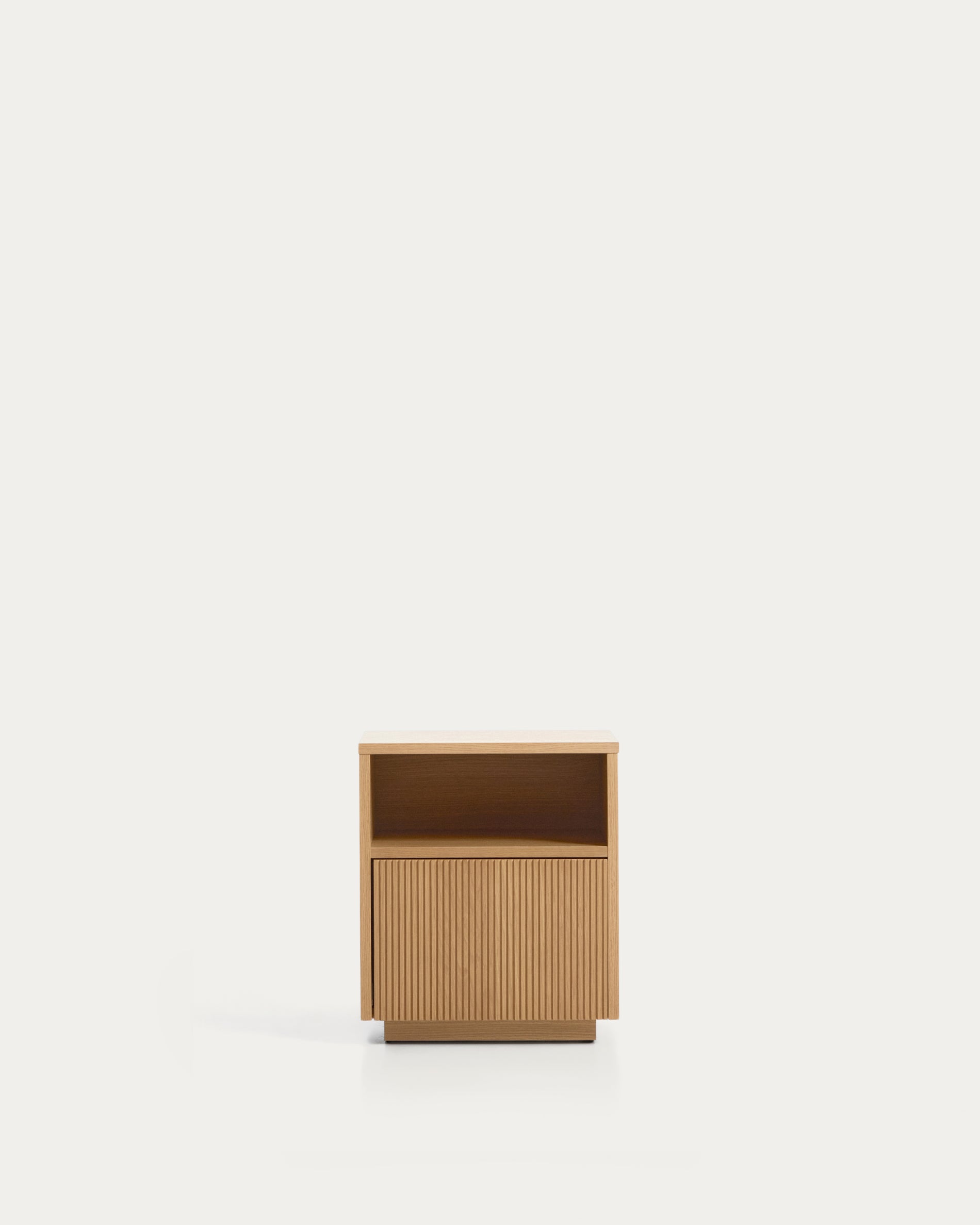 Nachttisch Helvine aus Eichenfurnier mit einer Schublade, 45 x 52 cm, FSC 100 % in Natur präsentiert im Onlineshop von KAQTU Design AG. Nachttisch ist von Kave Home