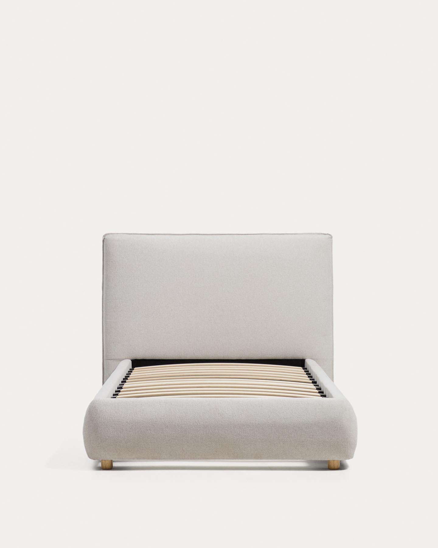 Bett Elerio mit ecrufarbener Chenille für Matratzengrösse 90 x 200 cm in Ecru präsentiert im Onlineshop von KAQTU Design AG. Bett ist von Kave Home