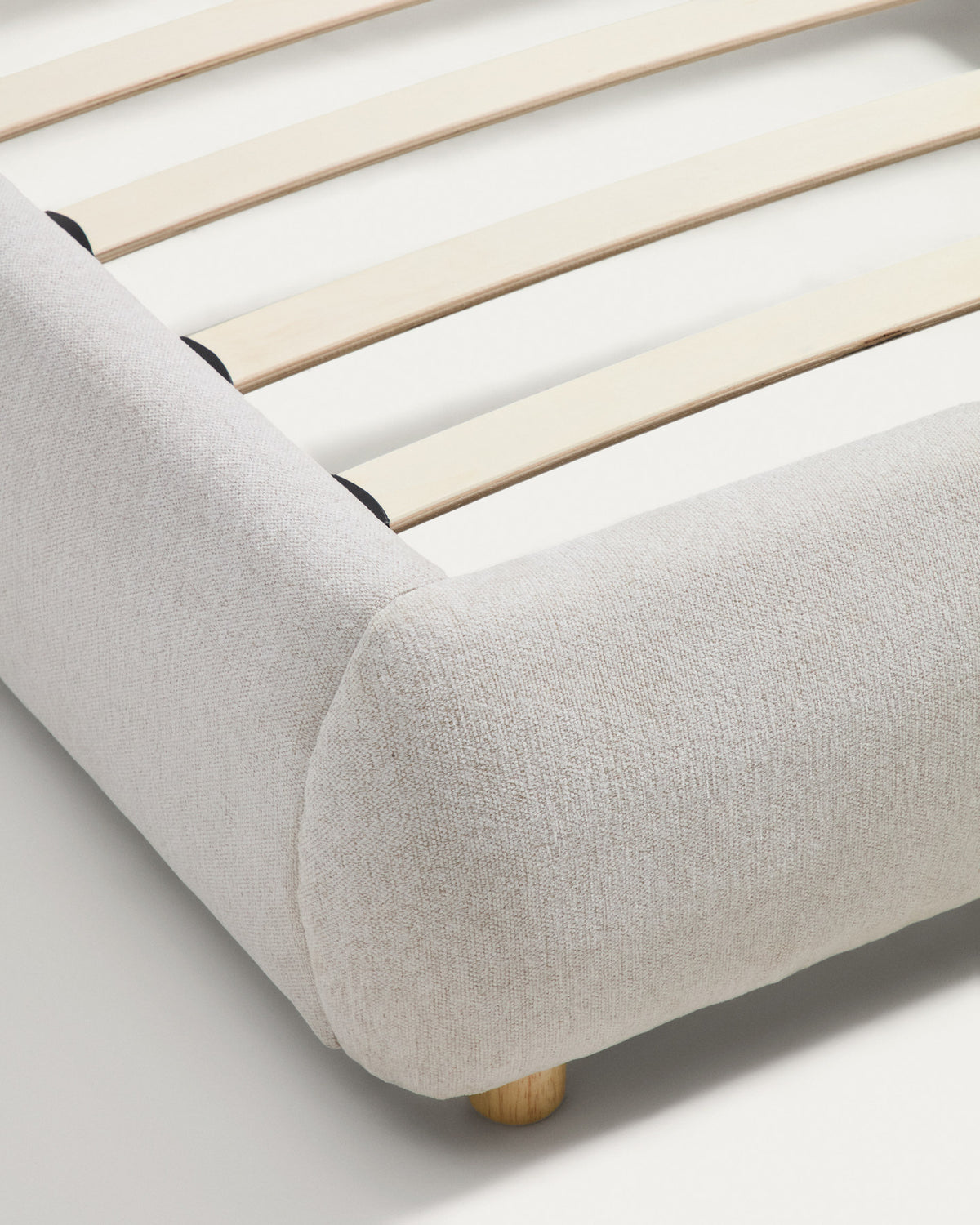 Gepolstertes Bett Elerio in ecrufarbener Chenille mit rundem Kopfteil, Gestell mit Beinen aus massivem Buchenholz, Matratzengrösse 90 x 200 cm