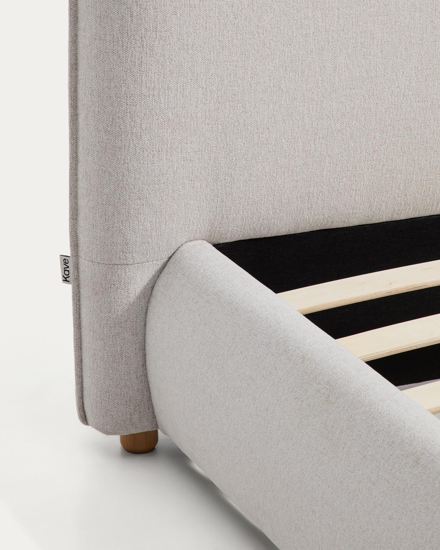 Bett Elerio mit ecrufarbener Chenille für Matratzengrösse 160 x 200 cm in Ecru präsentiert im Onlineshop von KAQTU Design AG. Bett ist von Kave Home