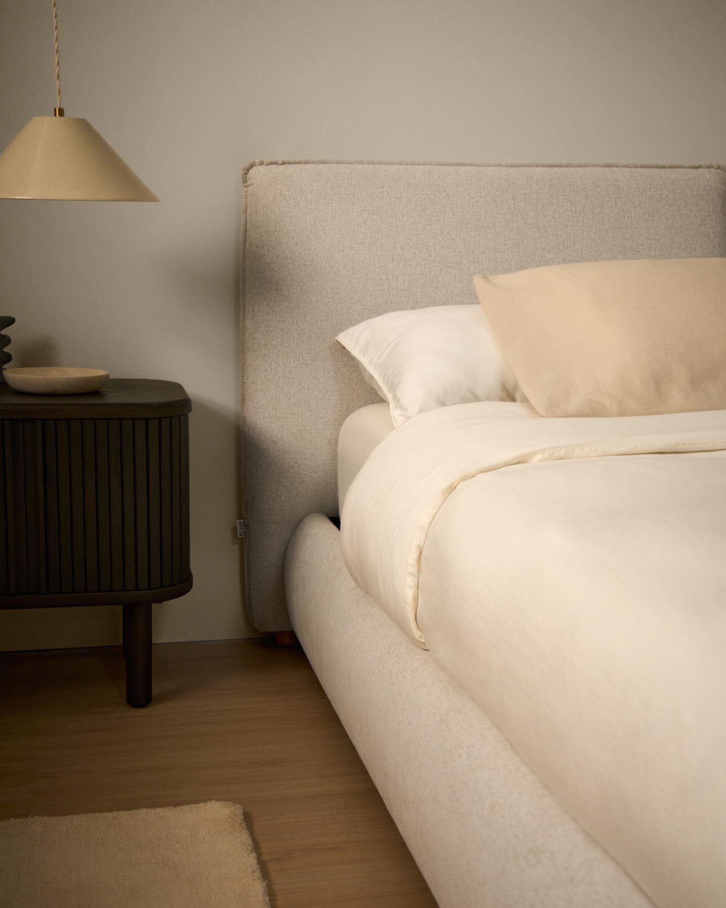 Bett Elerio mit ecrufarbener Chenille für Matratzengrösse 180 x 200 cm in Ecru präsentiert im Onlineshop von KAQTU Design AG. Bett ist von Kave Home