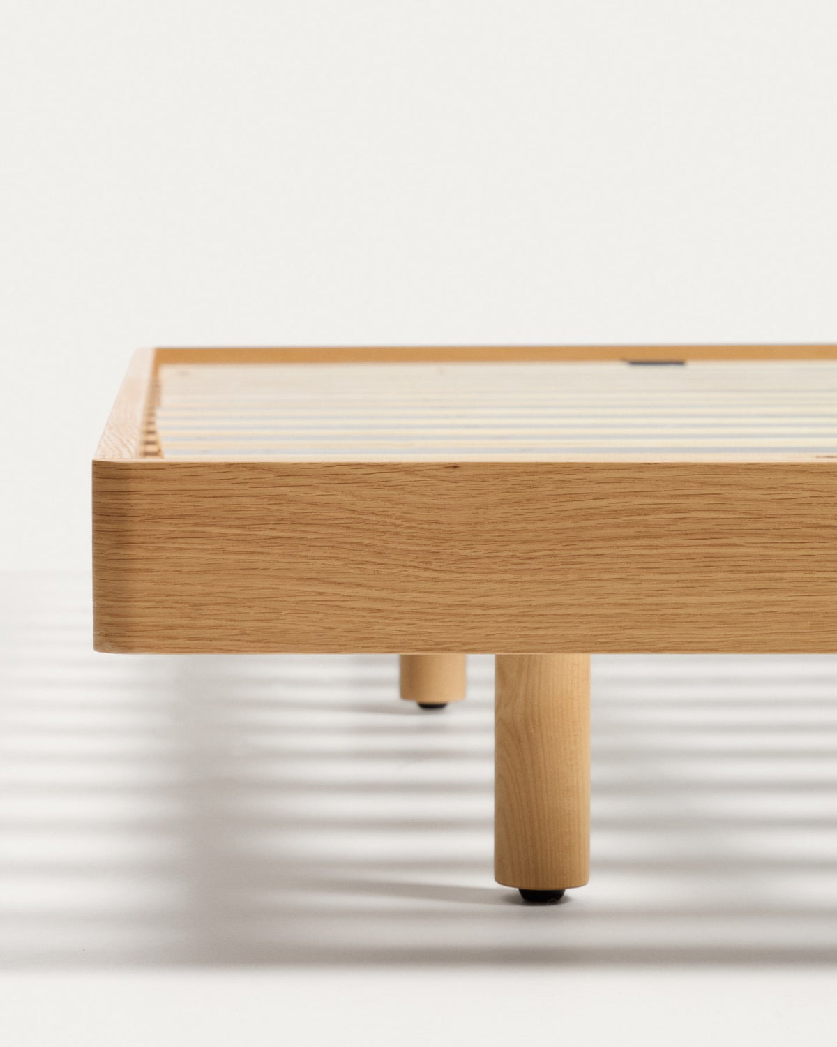 Bettunterbau Norlen aus Eichenfurnier mit naturfarbenem Finish, abgerundete Ecken, neun Holzbeine, sichtbarer Lattenrost, Kave Home