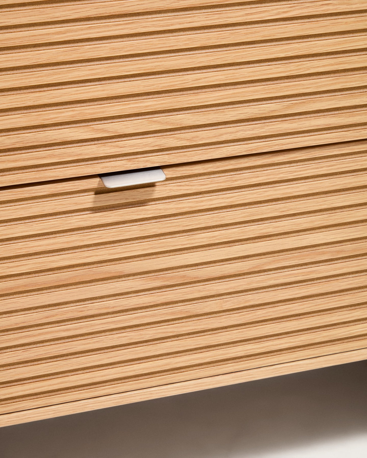 Braune Kommode Norlen mit 3 Schubladen aus Eichenfurnier und MDF, abgerundete Ecken, Griffe aus gebürstetem Edelstahl, Stellfüssen.