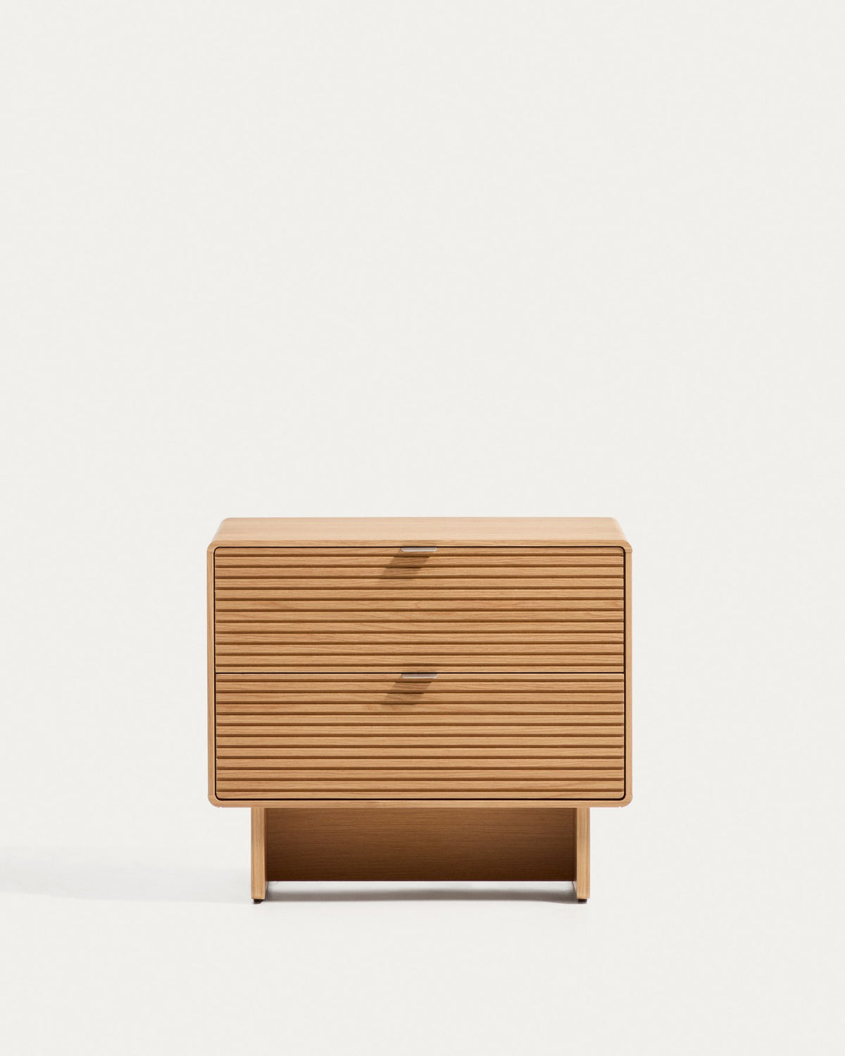 Nachttisch Norlen von Kave Home in Eichenfurnier mit naturfarbenem Finish, zwei Schubladen und satinierten Metallgriffen.