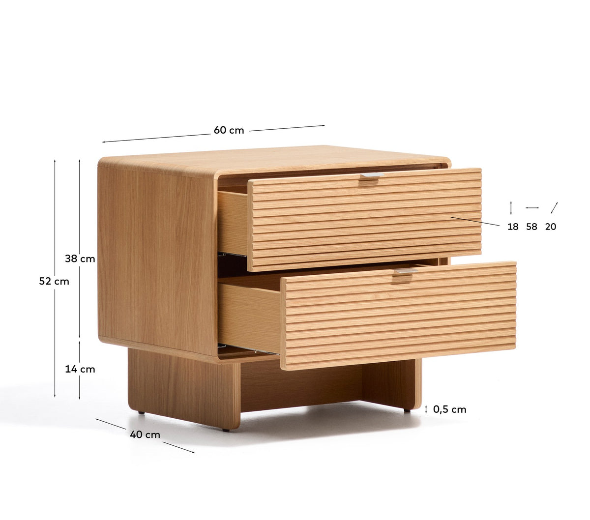 Nachttisch Norlen von Kave Home in Eichenfurnier mit naturfarbenem Finish, zwei Schubladen und satinierten Metallgriffen.