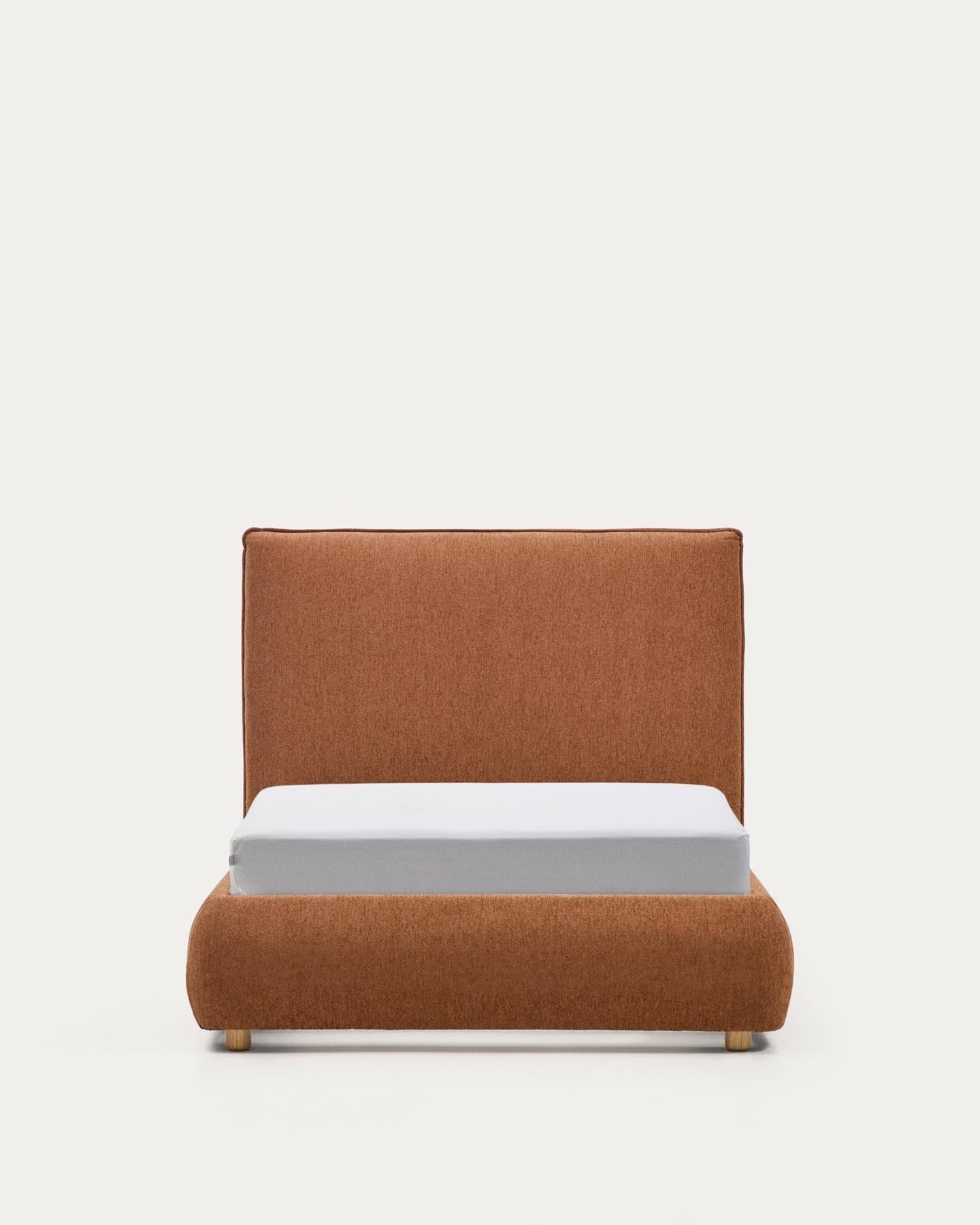 Bett Elerio mit dezent kupferfarbener Chenille für Matratzengrösse 90 x 200 cm in Terrakotta präsentiert im Onlineshop von KAQTU Design AG. Bett ist von Kave Home