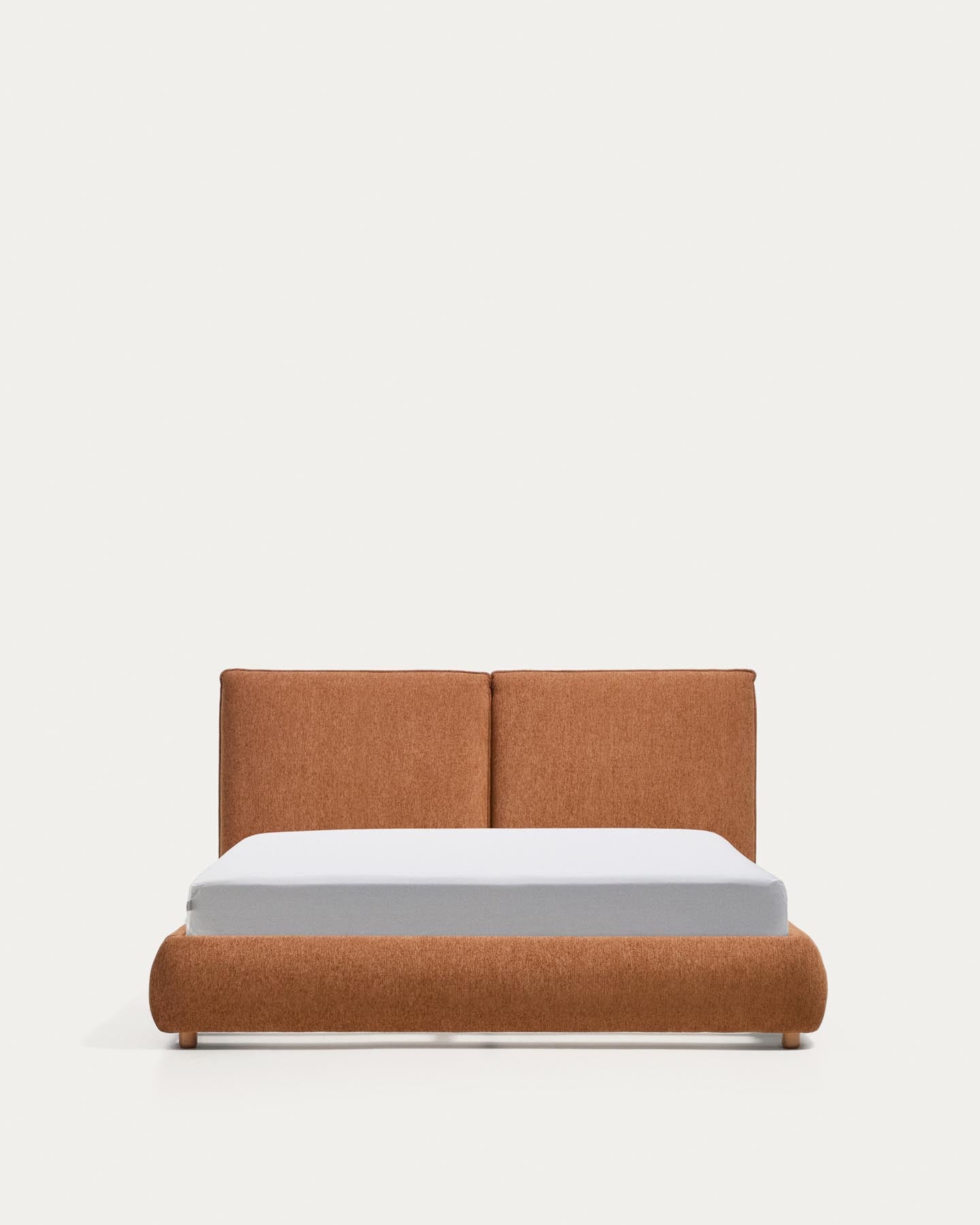 Bett Elerio mit kupferfarbener Chenille für Matratzengrösse 150 x 200 cm in Terrakotta präsentiert im Onlineshop von KAQTU Design AG. Bett ist von Kave Home