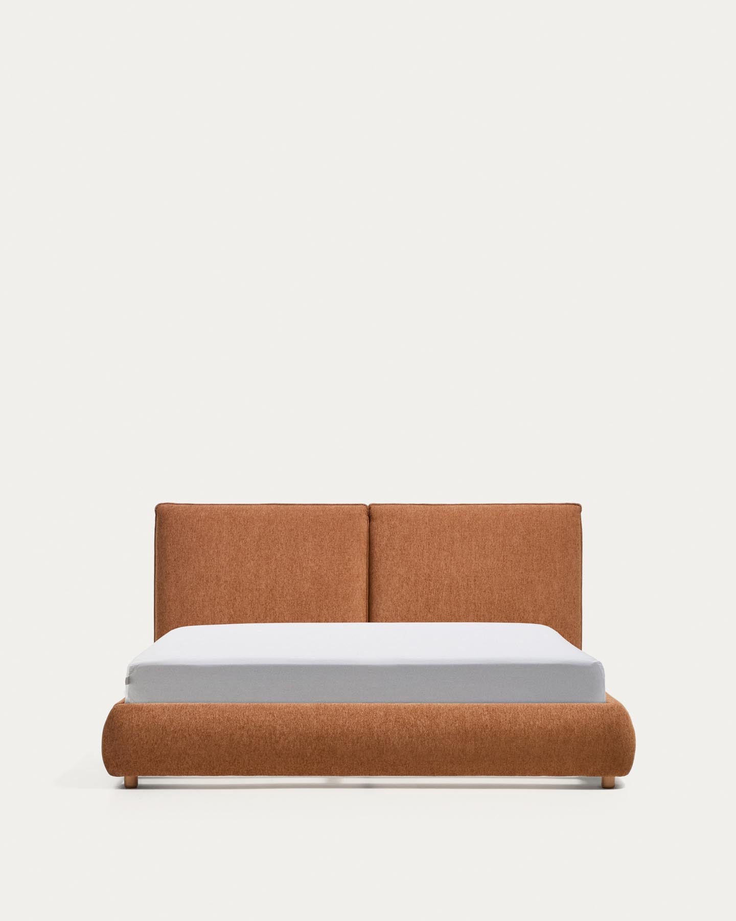 Bett Elerio mit kupferfarbener Chenille für Matratzengrösse 160 x 200 cm in Terrakotta präsentiert im Onlineshop von KAQTU Design AG. Bett ist von Kave Home