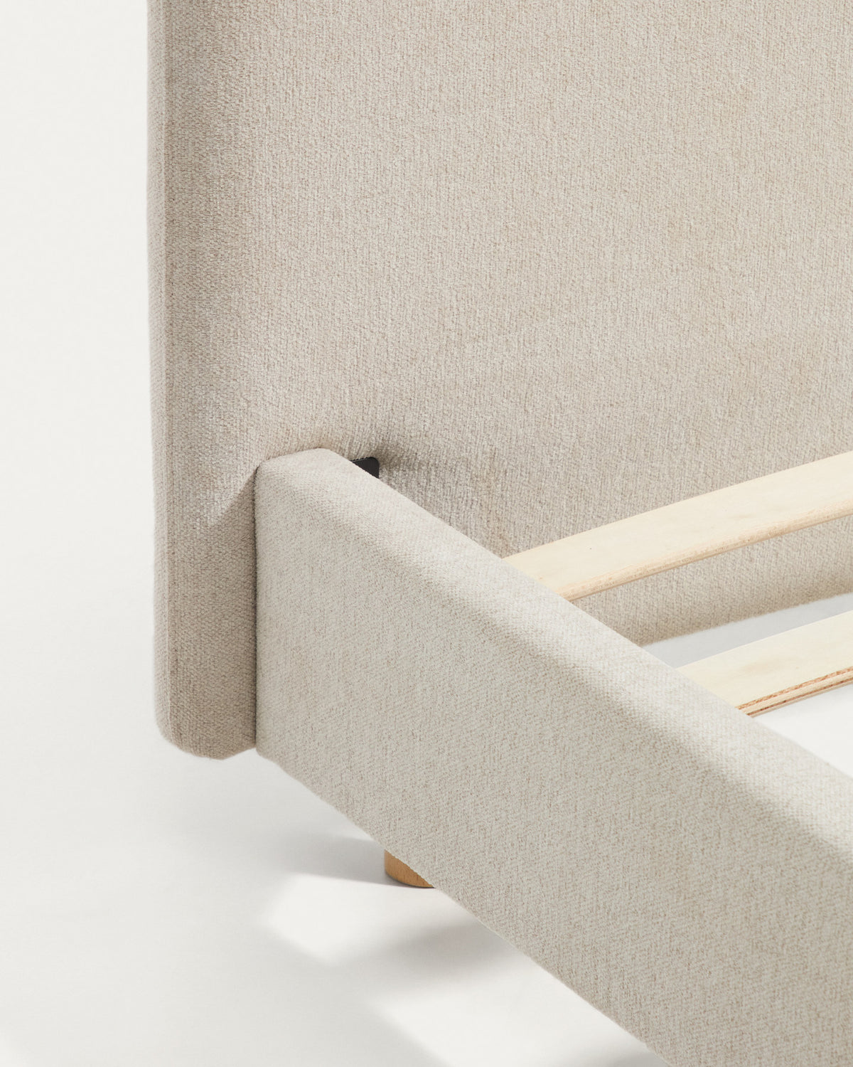 Polsterbett Selven von Kave Home in Beige mit geschwungenem Kopfteil, Chenille-Bezug, Gestell aus Holz und Eisen, Beine aus massivem Buchenholz