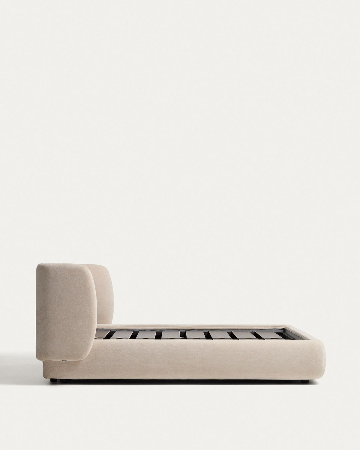 Bett Nerla von Kave Home mit beigem Chenille-Bezug, geschwungenem Kopfteil, Stahlgestell und aufklappbarem Bettkasten für Matratzen 160x200cm.