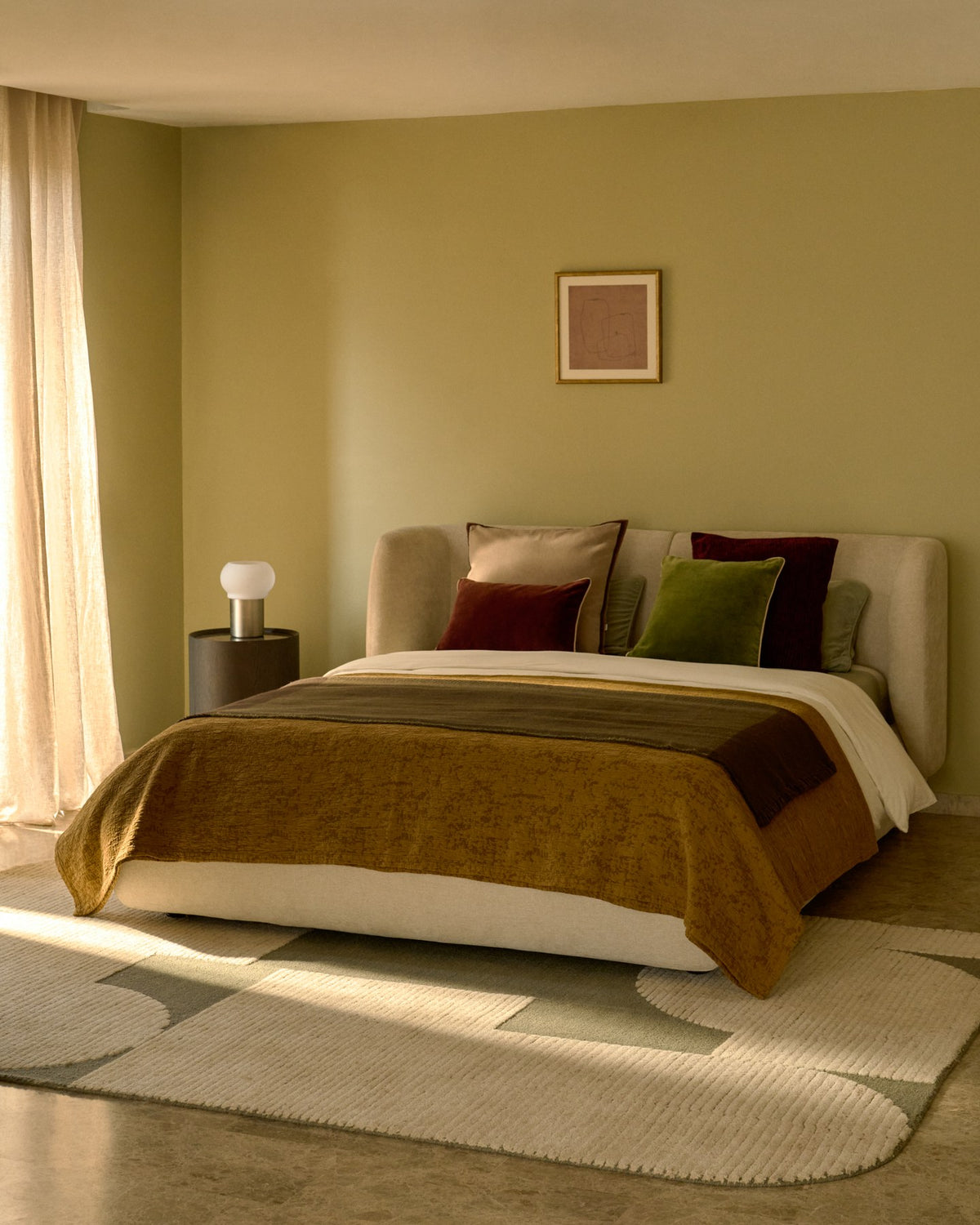 Bett Nerla von Kave Home mit beigem Chenille-Bezug, geschwungenem Kopfteil, Stahlgestell und aufklappbarem Bettkasten für Matratzen 160x200cm.